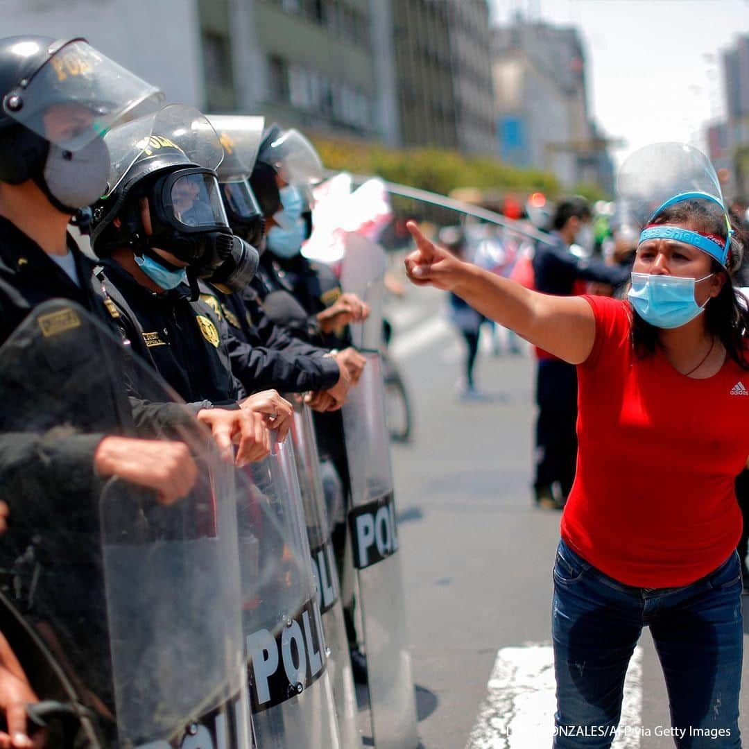 ABC Newsさんのインスタグラム写真 - (ABC NewsInstagram)「A woman gestures in front of police officers standing guard as people celebrate outside the Congress in Lima after Peruvian interim president Manuel Merino presented his resignation on November 15, 2020. Peru's President Manuel Merino resigned Sunday, just five days after taking office, sparking celebrations in the capital Lima following street protests against him and the ousting of his popular predecessor. #peru #protests #merino」11月16日 21時00分 - abcnews