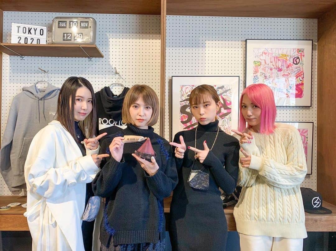 SCANDALさんのインスタグラム写真 - (SCANDALInstagram)「SCANDALのレギュラープログラム『Catch up supported by 明治アポロ』まもなく配信スタート🎧　  21:00~ #AuDee 22:00~ #Spotify #scandal #キャッチアップ」11月16日 20時54分 - scandal_band_official