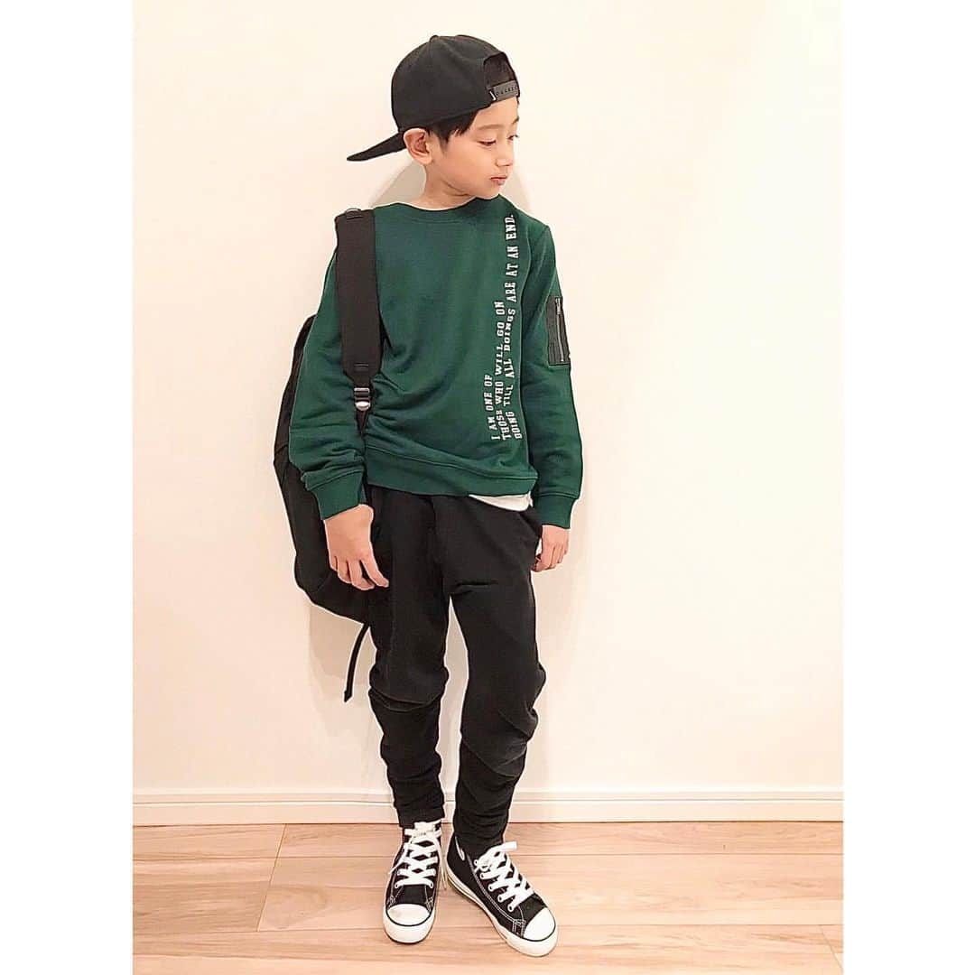GLAZOSのインスタグラム：「pick up items!!! . . . @rikugaku0106 様. 👑裏毛袖ポケットトレーナー. . . @aaaiii579171122 様. 👑フリースジップアップジャケット. . 👑サークルロゴ長袖Tシャツ. . 👑テーパードスーパーストレッチデニム. . . #repost #ありがとうございます 😊 . . #glazos #kidsfashion #kids #kidsootd #kids #kidscoordinate #男の子 #子供服 #兄弟コーデ #おそろいコーデ #wear #小学生男子 #小学生 #ジュニア服 #秋服 #秋服コーデ #中学生コーデ #トレーナー #シンプルコーデ #トレーナー」