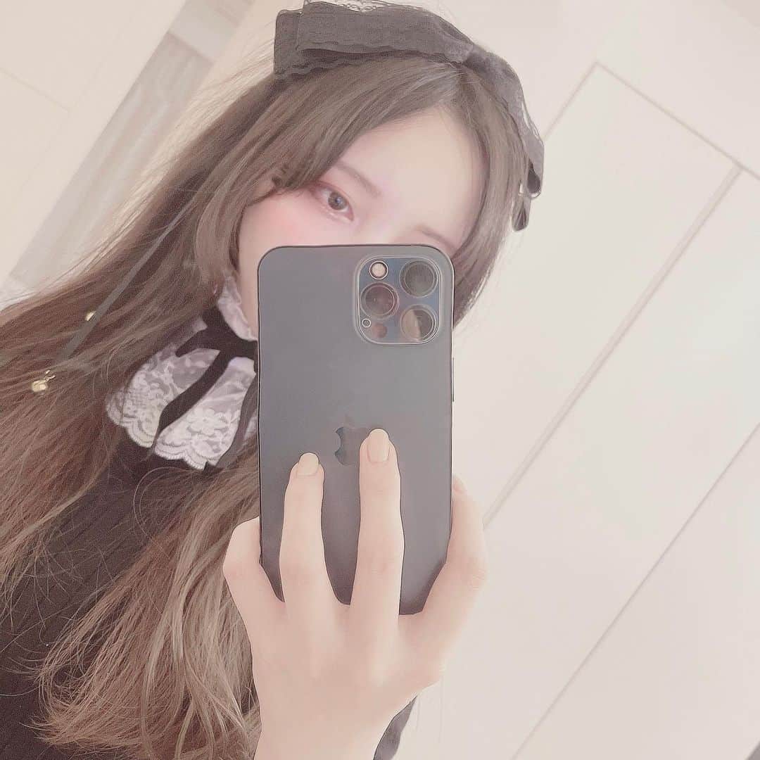 のインスタグラム：「ストーリーでは言ってたけど iPhone新しいのお迎えしました。  想像以上の大きさと重さで まさかの連日筋肉痛です。 腕と指が😭  でも満足なのです！ 前のはバッテリー膨れ上がっちゃってたしね！w  #iPhone12 #iPhone12promax」