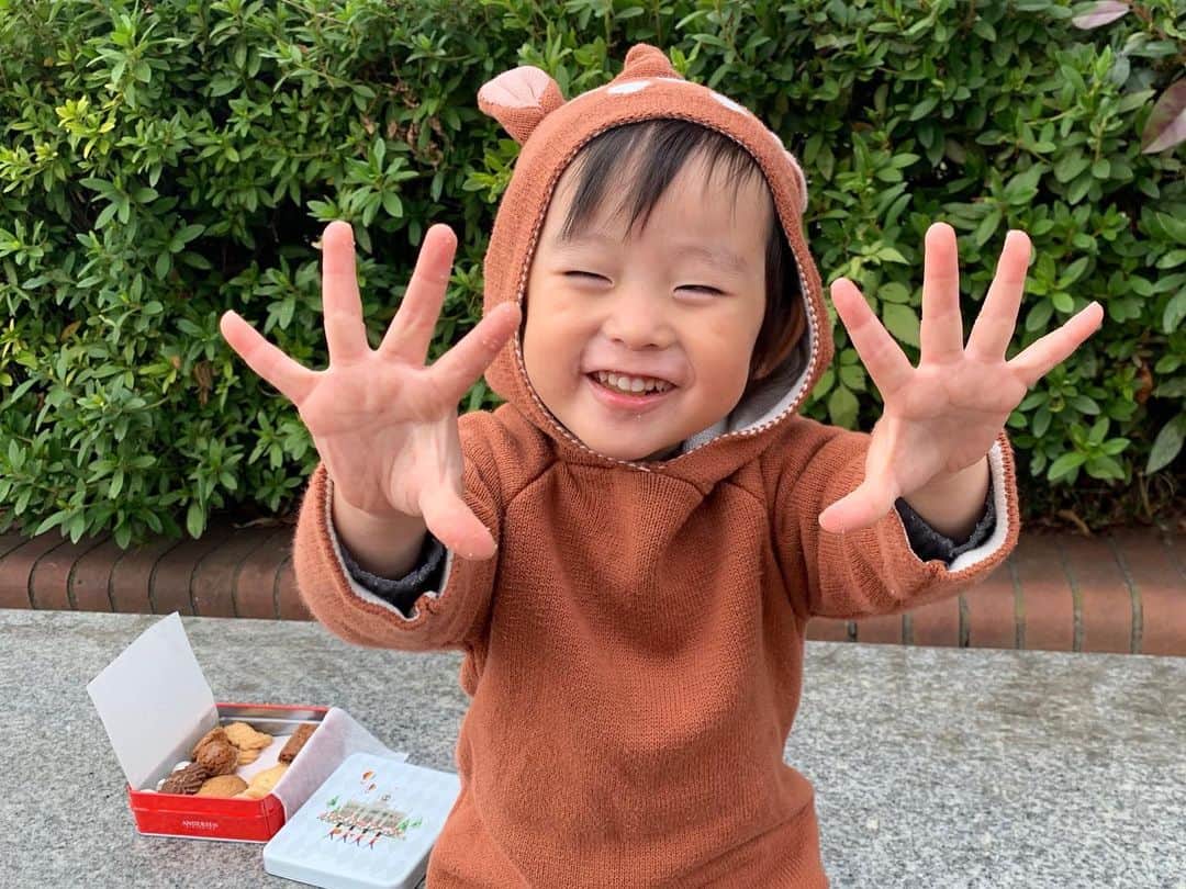 のインスタグラム：「今日の おやつは…😋💕 アンデルセンのクッキー🍪( @andersennet ) * デンマーク語🇩🇰で『幸せ』を意味する言葉の　 「リュッケ」という クッキー缶を頂きました🕊🌿 * 11種類のクッキーが入っていて、👶🏻もワクワク嬉しそうに選んで 食べてたよ🥰✨ * 👦🏻👦🏻も一緒に食べたら… 一瞬で なくなりました🤣💕 * #アンデルセンネット#クッキー缶#リュッケ#モニタープレゼント#3兄弟#男の子#2歳6ヶ月」