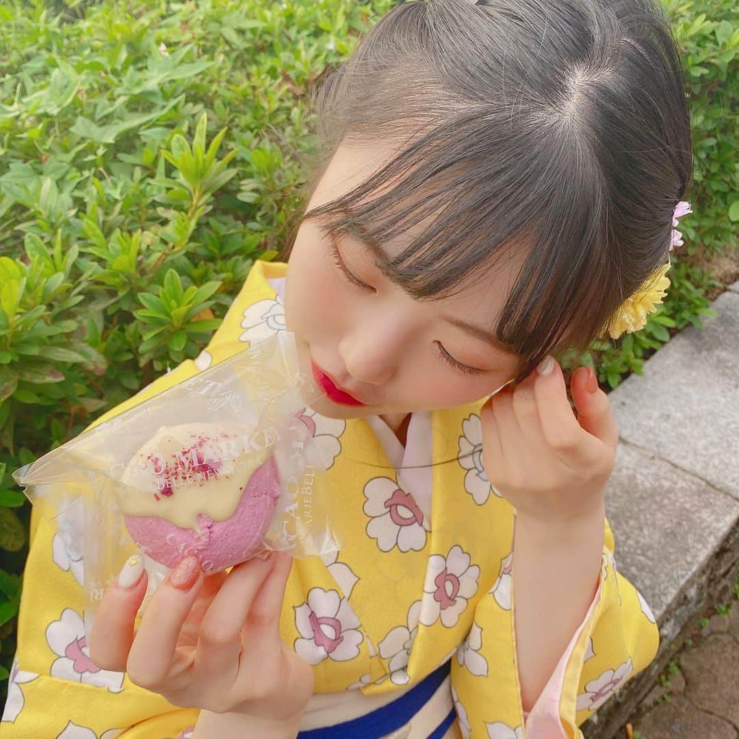 出口結菜さんのインスタグラム写真 - (出口結菜Instagram)「《🍃#祇園四条　#cacaomarket》﻿ ﻿ ﻿ 🍫ラズベリーピロー（¥540）﻿ ﻿ ﻿ ﻿ 外観からオシャレなチョコレートを中心としたお店✨﻿ ﻿ ﻿ ﻿ ﻿ ﻿ チョコレートが量り売りで売ってあるんやけど、﻿ 私はめっちゃ大きいピローを💗💗💗﻿ ﻿ ﻿ 大きいマカロンみたいなの😌﻿ ﻿ ﻿ ラズベリー味を選んだんやけど、﻿ ほんまにめーーーーーっちゃ美味しかった🤩🤩﻿ ﻿ ﻿ ﻿ ﻿ ﻿ ひと口食べると周りの生地とがサクサクで少し中は空洞になってるの❕﻿ ﻿ でも中の生地はめっちゃしっとり、ちょっと水分も含んでて、めっちゃ濃厚✨﻿ ﻿ その生地の下に少し厚めのチョコレートが挟まってるんやけど、そのチョコレートも甘くて濃いの🍫❤️﻿ ﻿ ﻿ ﻿ ﻿ ﻿ ﻿ 上にホワイトチョコがかかってる部分があるんやけどそこはほんまに甘い甘いホワイトチョコ🤍🤍🤍﻿ ﻿ ﻿ ホワイトチョコレート好きにはたまらん味です！﻿ ﻿ ﻿ ほんまに板チョコのホワイトチョコレートよりも甘いんじゃない？っていうぐらい濃いの😆✨﻿ ﻿ ﻿ ﻿ ﻿ ﻿ でも胃もたれはしないのはラズベリーの酸味のおかげ💗💗💗﻿ ﻿ ﻿ ﻿ 酸味と甘さが良い感じに合わさっていて、最高のスイーツ✨﻿ ﻿ ﻿ １つ500円やからこそ、しっかり味わえてご褒美気分になれちゃいます😌﻿ ﻿ ﻿ 他のデザートやチョコレートも食べてみたいなぁ🥺﻿ ﻿ ﻿ \神様からの贈り物✨😌/﻿ 素敵なキャッチフレーズ、、﻿ ﻿ ﻿ ﻿ らじこーで言っていたお店です😆📻﻿ ﻿ ___________________________________________﻿ ﻿ ❤️ 京都府京都市東山区常盤町165-2 ﻿ 💗祇園四条駅から🚶‍♀️3分﻿ 💛11時〜20時﻿ 💚定休日:火曜日﻿ 💙京都、銀座、心斎橋に店舗あり﻿ ___________________________________________﻿ ﻿ #カカオマーケット #京都 #マカロン #ピロー  #祇園カフェ #京都グルメ #京都カフェ #カフェ #cafe #映え #映えスイーツ #甘いもの #甘党 #ご褒美スイーツ #スイーツ #sweet #着物 #浴衣 #👘 #テイクアウト #食べ歩き  #instafood #food #foodstagram #macaron #食べ物 #食べ物グラム #ラビグルメ」11月16日 20時55分 - yui_laby0622