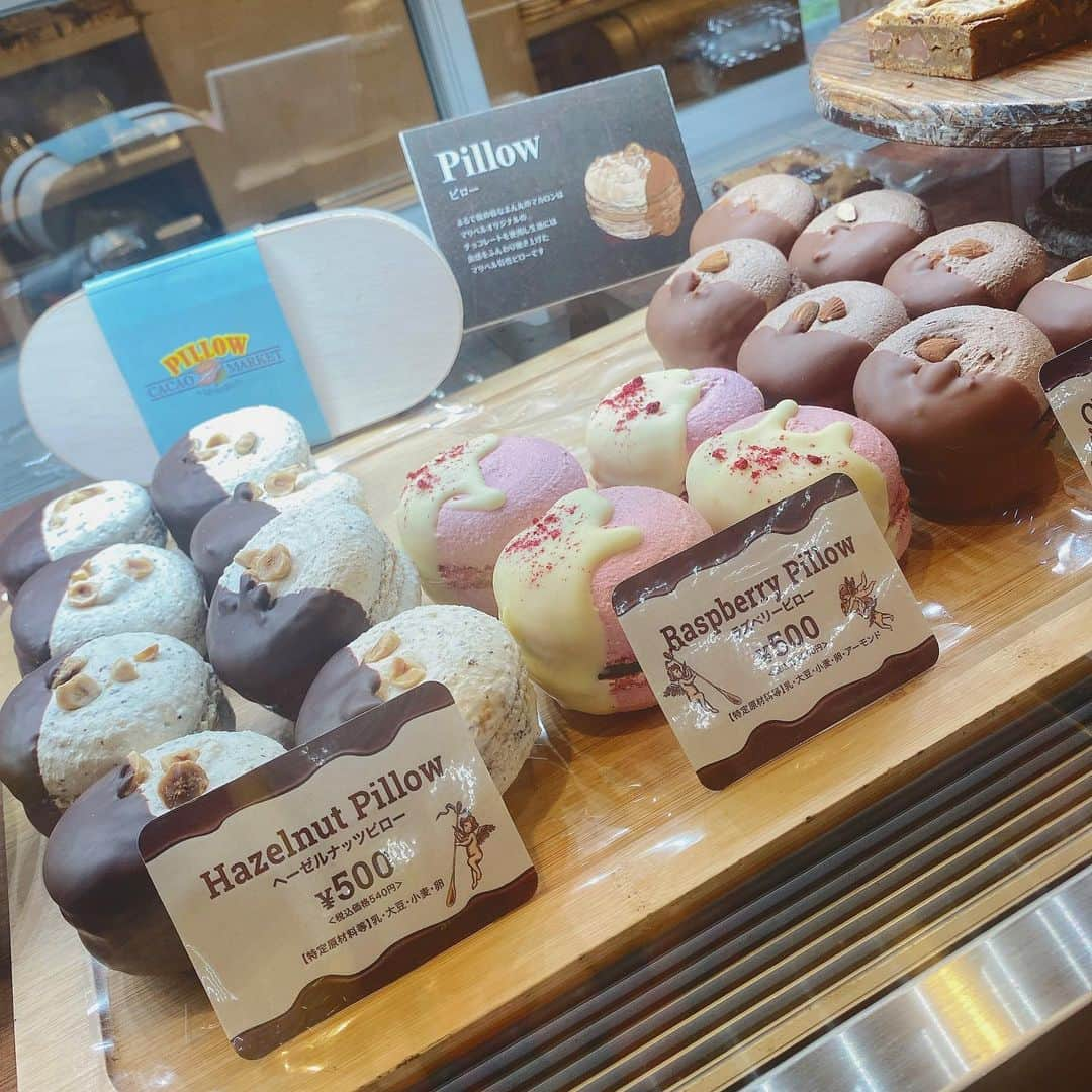 出口結菜さんのインスタグラム写真 - (出口結菜Instagram)「《🍃#祇園四条　#cacaomarket》﻿ ﻿ ﻿ 🍫ラズベリーピロー（¥540）﻿ ﻿ ﻿ ﻿ 外観からオシャレなチョコレートを中心としたお店✨﻿ ﻿ ﻿ ﻿ ﻿ ﻿ チョコレートが量り売りで売ってあるんやけど、﻿ 私はめっちゃ大きいピローを💗💗💗﻿ ﻿ ﻿ 大きいマカロンみたいなの😌﻿ ﻿ ﻿ ラズベリー味を選んだんやけど、﻿ ほんまにめーーーーーっちゃ美味しかった🤩🤩﻿ ﻿ ﻿ ﻿ ﻿ ﻿ ひと口食べると周りの生地とがサクサクで少し中は空洞になってるの❕﻿ ﻿ でも中の生地はめっちゃしっとり、ちょっと水分も含んでて、めっちゃ濃厚✨﻿ ﻿ その生地の下に少し厚めのチョコレートが挟まってるんやけど、そのチョコレートも甘くて濃いの🍫❤️﻿ ﻿ ﻿ ﻿ ﻿ ﻿ ﻿ 上にホワイトチョコがかかってる部分があるんやけどそこはほんまに甘い甘いホワイトチョコ🤍🤍🤍﻿ ﻿ ﻿ ホワイトチョコレート好きにはたまらん味です！﻿ ﻿ ﻿ ほんまに板チョコのホワイトチョコレートよりも甘いんじゃない？っていうぐらい濃いの😆✨﻿ ﻿ ﻿ ﻿ ﻿ ﻿ でも胃もたれはしないのはラズベリーの酸味のおかげ💗💗💗﻿ ﻿ ﻿ ﻿ 酸味と甘さが良い感じに合わさっていて、最高のスイーツ✨﻿ ﻿ ﻿ １つ500円やからこそ、しっかり味わえてご褒美気分になれちゃいます😌﻿ ﻿ ﻿ 他のデザートやチョコレートも食べてみたいなぁ🥺﻿ ﻿ ﻿ \神様からの贈り物✨😌/﻿ 素敵なキャッチフレーズ、、﻿ ﻿ ﻿ ﻿ らじこーで言っていたお店です😆📻﻿ ﻿ ___________________________________________﻿ ﻿ ❤️ 京都府京都市東山区常盤町165-2 ﻿ 💗祇園四条駅から🚶‍♀️3分﻿ 💛11時〜20時﻿ 💚定休日:火曜日﻿ 💙京都、銀座、心斎橋に店舗あり﻿ ___________________________________________﻿ ﻿ #カカオマーケット #京都 #マカロン #ピロー  #祇園カフェ #京都グルメ #京都カフェ #カフェ #cafe #映え #映えスイーツ #甘いもの #甘党 #ご褒美スイーツ #スイーツ #sweet #着物 #浴衣 #👘 #テイクアウト #食べ歩き  #instafood #food #foodstagram #macaron #食べ物 #食べ物グラム #ラビグルメ」11月16日 20時55分 - yui_laby0622