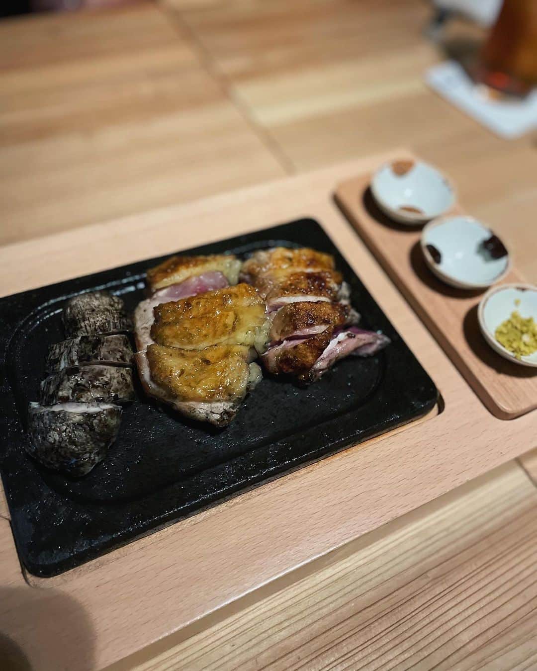 斎藤菜々子さんのインスタグラム写真 - (斎藤菜々子Instagram)「. 家族で @jidoriya_tsukada でご飯☺︎ 渋谷駅から1分の距離だから行きやすいし内装も綺麗で雰囲気がとても良かったな🤤  「みやざき地頭鶏」と「黒さつま鶏」を使った地鶏料理は本当美味しかった😍  一番印象が残ったのが刺身の盛り合わせ。 ほんとにトロける美味しさだった😭  地鶏のしゃぶすきは濃厚な卵に絡めて食べるのが本当に美味しかったなぁ〜☺️ 親子丼は子供も大好きでパクパク食べてたよ😍💦  デザートは濃厚プリンをみんなで頂きました🍮 子連れでも行きやすいお店だったからまた行こうと思いました🖤  11/18(水)まで @jidoriya_tsukadaをフォローでプレゼントキャンペーンをやってるよん☺︎  #地どり屋つかだ  #渋谷グルメ #ad」11月16日 20時58分 - nanacoco.7