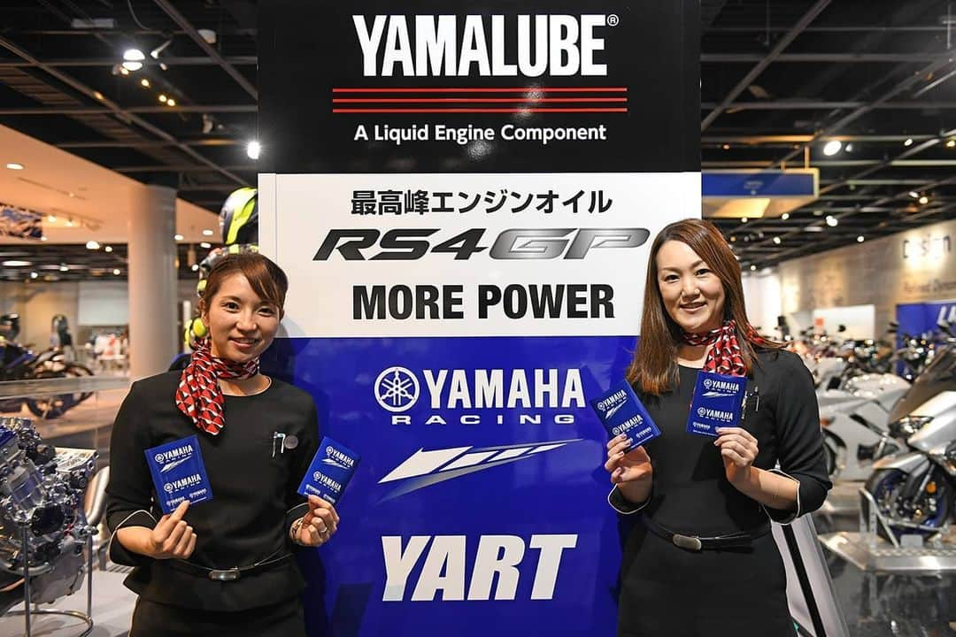 ヤマハ バイクさんのインスタグラム写真 - (ヤマハ バイクInstagram)「ヤマハ発動機企業ミュージアム「コミュニケーションプラザ」では現在、今年の鈴鹿８耐参戦予定だったYAMALUBE YAMAHA EWC Official Team by YARTのガレージを再現した特設展示を開催中です！先週金曜日には、なんと野左根選手ご本人にもご来館いただきました！✨﻿ ﻿ さらに、今なら館内1階受付にて「YAMAHA RACING」ステッカーが貰えます👍今年の鈴鹿８耐は残念ながら中止となってしまいましたが、いつも応援してくださるファンの皆様に、少しでもその雰囲気を味わっていただけたら嬉しいです😊 ﻿ ■展示期間﻿ 〜12/25（金）まで﻿ ﻿ ※新型コロナウィルスなどの感染を防ぐため、コミュニケーションプラザでは、各種取り組みを行っております。詳しくはコミュニケーションプラザウェブサイトをご確認ください。みなさまのご協力をお願いします。﻿ ﻿ #YAMAHAが美しい #コミュニケーションプラザ #ヤマハ発動機コミュニケーションプラザ #communicationplaza #YART #YAMALUBE #YZFR1 #yamahayzfr1 #野左根航汰 #RS4GP #鈴鹿8耐﻿」11月16日 20時59分 - yamaha_bike