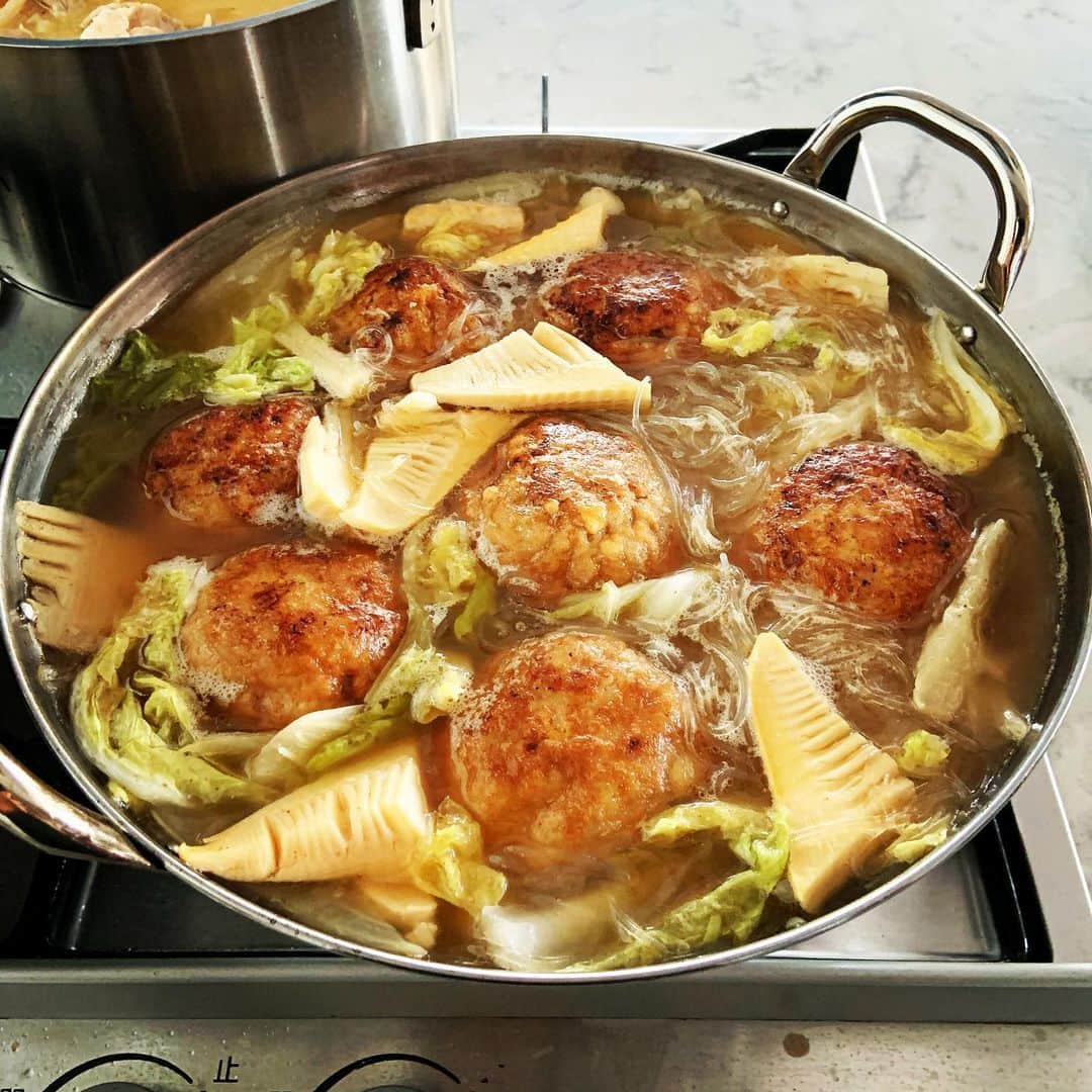 志摩有子さんのインスタグラム写真 - (志摩有子Instagram)「獅子の頭みたいに大きな肉団子だから獅子頭鍋。水切りした豆腐とシャキシャキのレンコン入り。一度揚げてから煮込むのでスープにコクが出る。若い頃に習ったレシピが少しずつかたちを変えて我が家流に。  来月発売のエクラの鍋特集でレシピをご紹介しています。  #獅子頭鍋」11月16日 21時08分 - ariko418
