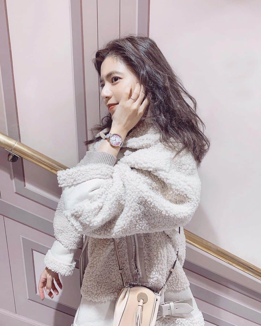のインスタグラム：「普段スタイリッシュな時計が ほとんどなのですがたまには気分を変えて 女性らしさがあるものを⌚️💓 @oliviaburtonjapan  イギリスのブリティッシュガーデンを イメージしたコレクション🇬🇧  秋冬はベーシックなカラーの洋服を着ることが多いのでカラーベルトはワンポイントになるからいい♡  Christmas Set Boxはこの人気のデザインに +メッシュベルトをセットにした スペシャルパッケージになってるよ🎄✨  . #コーデ#時計#オリビアバートン#秋冬コーデ#お出かけ#ootd#fashion#imprestcafebyaneacafehatchobori#oliviaburton#oliviaburtonwatches#oliviaburtontokyo#hmswatchstore#pr#arii_code @hms_watchstore」