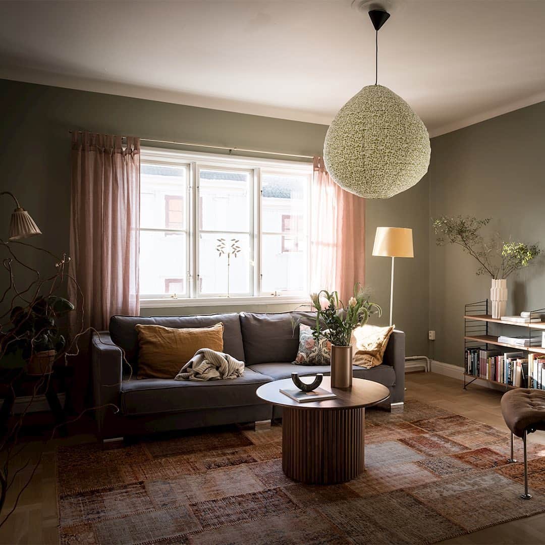Bjurforsのインスタグラム：「Såld via registret Denna ljuvliga fyra i hjärtat av Kungsladugård såldes innan den nådde den publika bostadsmarknaden. Foto: @fotografalencordic Styling: @josefssonljung . . . . #bjurfors_göteborg #mäklarejuliaalbinsson #påförhand #inredning #inredningsinspiration #interiör #interiorinpiration」
