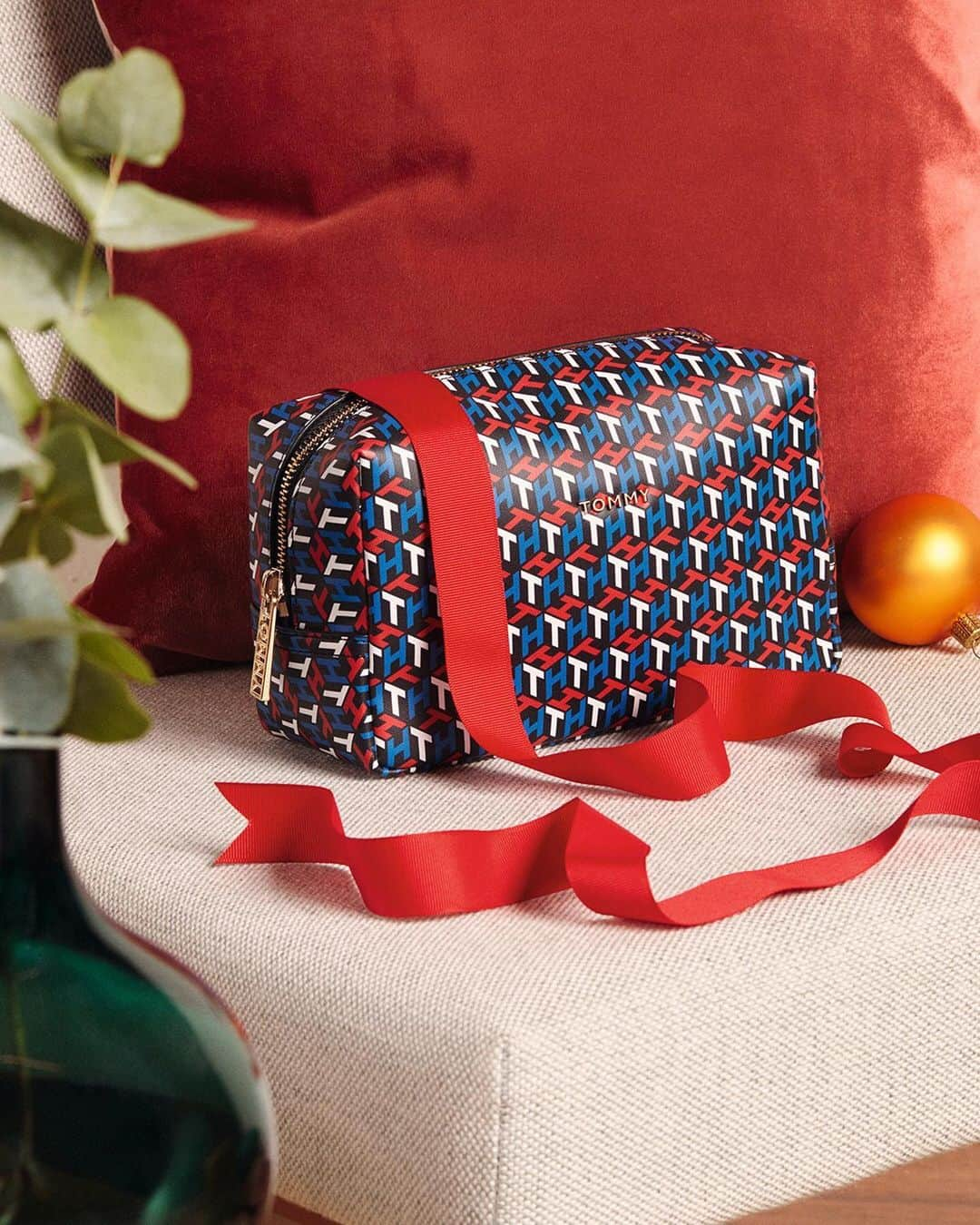 Tommy Hilfigerさんのインスタグラム写真 - (Tommy HilfigerInstagram)「The #TommyHilfiger gift guide has landed! However you’re celebrating the holidays this year, we’ve got something for everyone on your list. 👉🎁」11月16日 21時03分 - tommyhilfiger