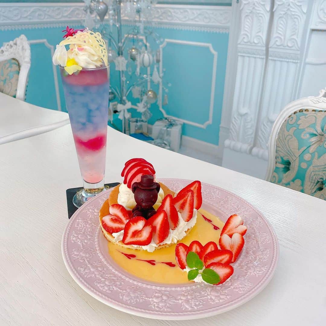 あいにゃんさんのインスタグラム写真 - (あいにゃんInstagram)「最強かわいいカフェ行ってきました🥺💎💎💕 荻窪にある @chamber_of_raven のシンデレラみたいな部屋でカフェ活( ᐡ. ̫ .ᐡ ) お部屋が好みすぎたんだけどそれはまたまとめて載せるとしてメニューまでかわいい💓💓💓 ウィンクルくんのパンケーキと花の王女てドリンクをいただいたよ可愛すぎる天才🥺🥺 * * #chamberofraven #荻窪 #荻窪カフェ#中央線カフェ #インスタ映え #インスタ映えカフェ #映えカフェ #映えスイーツ #シンデレラ #シンデレラルーム #水色 #水色コーデ #カフェ巡り #カフェ巡り好きな人と繋がりたい #カフェ活 #cinderella #pancakes #自撮り女子#被写体 #メイド #コンカフェ #アイドル #地雷メイク #ハーフアップ #美男美女と繋がりたい  #japanesegirl #maid #followforfollowback #いいね返し #フォローミー」11月16日 21時03分 - ainyan0310
