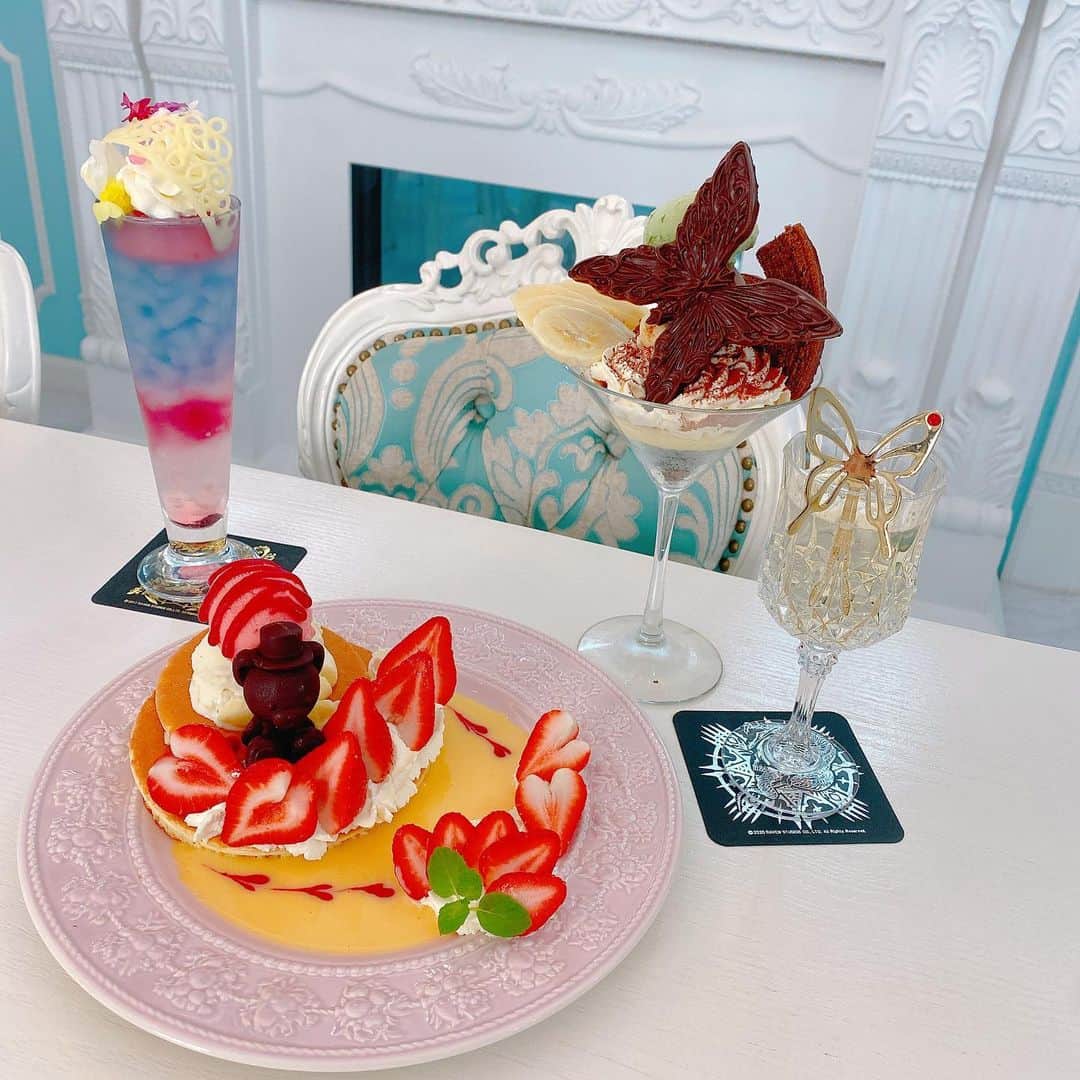 あいにゃんさんのインスタグラム写真 - (あいにゃんInstagram)「最強かわいいカフェ行ってきました🥺💎💎💕 荻窪にある @chamber_of_raven のシンデレラみたいな部屋でカフェ活( ᐡ. ̫ .ᐡ ) お部屋が好みすぎたんだけどそれはまたまとめて載せるとしてメニューまでかわいい💓💓💓 ウィンクルくんのパンケーキと花の王女てドリンクをいただいたよ可愛すぎる天才🥺🥺 * * #chamberofraven #荻窪 #荻窪カフェ#中央線カフェ #インスタ映え #インスタ映えカフェ #映えカフェ #映えスイーツ #シンデレラ #シンデレラルーム #水色 #水色コーデ #カフェ巡り #カフェ巡り好きな人と繋がりたい #カフェ活 #cinderella #pancakes #自撮り女子#被写体 #メイド #コンカフェ #アイドル #地雷メイク #ハーフアップ #美男美女と繋がりたい  #japanesegirl #maid #followforfollowback #いいね返し #フォローミー」11月16日 21時03分 - ainyan0310