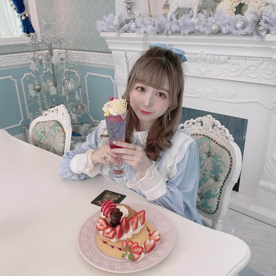 あいにゃんさんのインスタグラム写真 - (あいにゃんInstagram)「最強かわいいカフェ行ってきました🥺💎💎💕 荻窪にある @chamber_of_raven のシンデレラみたいな部屋でカフェ活( ᐡ. ̫ .ᐡ ) お部屋が好みすぎたんだけどそれはまたまとめて載せるとしてメニューまでかわいい💓💓💓 ウィンクルくんのパンケーキと花の王女てドリンクをいただいたよ可愛すぎる天才🥺🥺 * * #chamberofraven #荻窪 #荻窪カフェ#中央線カフェ #インスタ映え #インスタ映えカフェ #映えカフェ #映えスイーツ #シンデレラ #シンデレラルーム #水色 #水色コーデ #カフェ巡り #カフェ巡り好きな人と繋がりたい #カフェ活 #cinderella #pancakes #自撮り女子#被写体 #メイド #コンカフェ #アイドル #地雷メイク #ハーフアップ #美男美女と繋がりたい  #japanesegirl #maid #followforfollowback #いいね返し #フォローミー」11月16日 21時03分 - ainyan0310