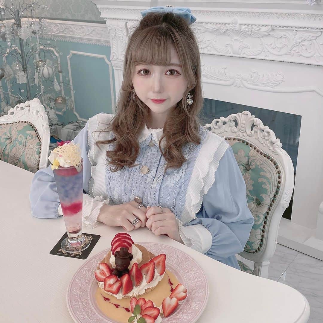 あいにゃんさんのインスタグラム写真 - (あいにゃんInstagram)「最強かわいいカフェ行ってきました🥺💎💎💕 荻窪にある @chamber_of_raven のシンデレラみたいな部屋でカフェ活( ᐡ. ̫ .ᐡ ) お部屋が好みすぎたんだけどそれはまたまとめて載せるとしてメニューまでかわいい💓💓💓 ウィンクルくんのパンケーキと花の王女てドリンクをいただいたよ可愛すぎる天才🥺🥺 * * #chamberofraven #荻窪 #荻窪カフェ#中央線カフェ #インスタ映え #インスタ映えカフェ #映えカフェ #映えスイーツ #シンデレラ #シンデレラルーム #水色 #水色コーデ #カフェ巡り #カフェ巡り好きな人と繋がりたい #カフェ活 #cinderella #pancakes #自撮り女子#被写体 #メイド #コンカフェ #アイドル #地雷メイク #ハーフアップ #美男美女と繋がりたい  #japanesegirl #maid #followforfollowback #いいね返し #フォローミー」11月16日 21時03分 - ainyan0310