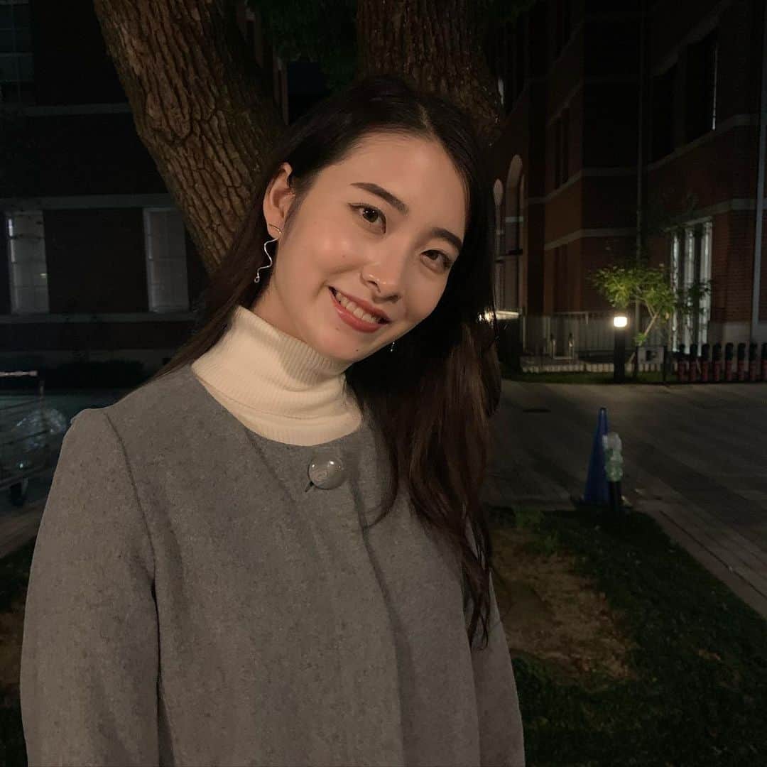 鳥や尾理沙のインスタグラム：「みなさーん！こんばんは🤍  大変お待たせしてしまいごめんなさい😣💧  今日は、今出川キャンパスの栄光館にて PR練習と流れの確認などをしてきました！✨  怒涛の連勤を終わらせて、遂にゆっくりまったりな時間を過ごせてとってもリフレッシュできました〜😌🌱  みんなに会えると思ったけど、 今日の参加メンバーは私だけだった、😂  でも、運営さんと久しくじっくりお話ができ、もう終わっちゃうのかと思うともの凄く寂しく悲しい気持ちになりました。😢  しんみりすると長く語っちゃうから、それはまた本番後に笑  そして、今日は早いもので11月16日ですね。。 いつの間にか半分終わっちゃった、、笑  2020年も残りわずかですので、悔いのない締めくくりが出来るように最後まで全力疾走で頑張って参りましょう！☺️  では、本日の#とやぽち まだの方は、 ホームのURLまたはQRコードをLINEにて読み込んで頂き、 投票よろしくお願い致しますっ！❤️  #とやぽち #ミスキャンパス同志社女子2020 #ミス同女 #今出川キャンパス #ノーマルカメラ #髪伸びました。  3分限りのPR見て頂きたいですっぜひお楽しみに❤️」