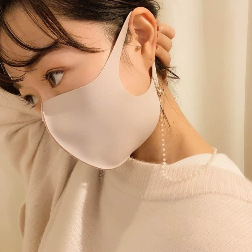 吉田佳菜のインスタグラム：「ㅤㅤㅤㅤㅤㅤㅤㅤㅤㅤㅤㅤㅤ ㅤㅤㅤㅤㅤㅤㅤㅤㅤㅤㅤㅤㅤ お気に入りのマスクストラップ♡ ㅤㅤㅤㅤㅤㅤㅤㅤㅤㅤㅤㅤㅤ 毎日付けないといけないマスクも 身に付けたくなるアクセサリーと一緒になら ファッションの一部として楽しめそう❣️ ㅤㅤㅤㅤㅤㅤㅤㅤㅤㅤㅤㅤㅤ ㅤㅤㅤㅤㅤㅤㅤㅤㅤㅤㅤㅤㅤ あとは、マスク生活ってメイクがほぼ隠れちゃうけど その分目の印象が大事な気がして その日の服に合わせてアイメイクを変えたり まつ毛のデザインを変えてみたり、、 できるところで楽しむようにしています♪ ㅤㅤㅤㅤㅤㅤㅤㅤㅤㅤㅤㅤㅤ ちなみに今回のマツエクは目尻長めにしてもらいました👀 @yuovirth_lim  @je_suis__arisa  ㅤㅤㅤㅤㅤㅤㅤㅤㅤㅤㅤㅤㅤ ㅤㅤㅤㅤㅤㅤㅤㅤㅤㅤㅤㅤㅤ #マスクストラップ #ファンデーションマスク #kana_chicode #ちわcode」