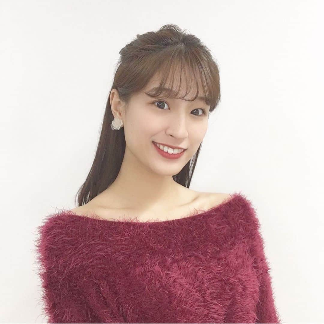佐藤華純のインスタグラム：「.  【 #白鳩 】  白鳩様から、「深あきインナー」をいただきました〜🙌🏼🌷  冬でもちょっと首回りを露出したい時に、便利な暖かインナー！  今回はオフショルの服の下に着用しましたよ〜🤗 こういうの欲しかった！！  https://is.gd/4q3xY6   ーーーーーーー【 #みんポチ 】ーーーーーーー  本日も投票お願いします📣🔥 プロフィールに貼っているURLから、LINE認証をして投票お願いします！  #ミスキャンパス立命館2020 #MCR2020  #立命館 #立命館大学 #京都 #女子大生  #ミスキャン #ミスコン #ファイナリスト  #オフショルコーデ #オフショル #あったかインナー #深あきインナー #白鳩 #デコルテ」