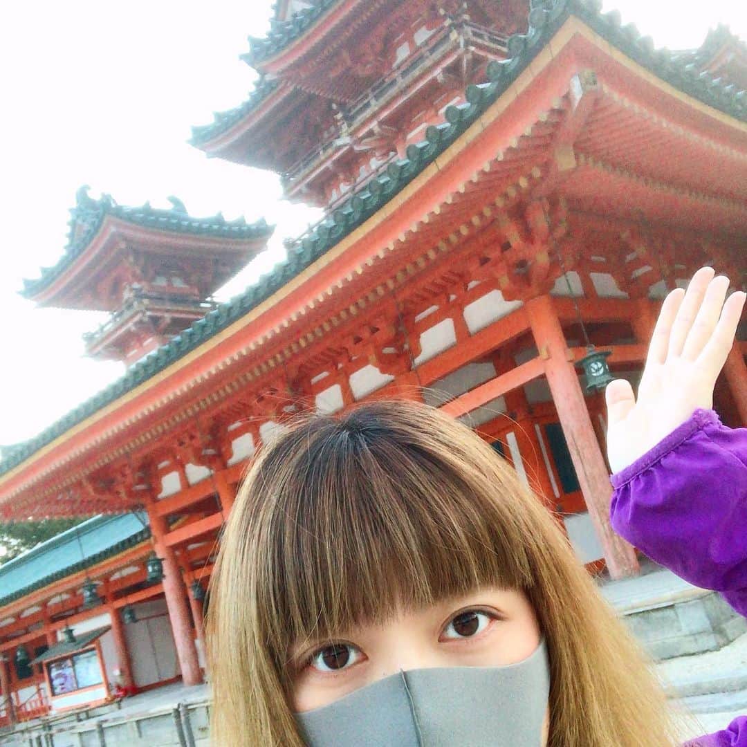 飴宮さゆりのインスタグラム：「平安神宮は安定のPOWERを感じました🍭✨❤️ 紅葉も色づき🍁きれーい✨ 来年も綺麗な紅葉を大切な人と見れれば嬉しいなー🥰 そして、明日はースパイダーマン🤩 楽しみすぎるー、コロナ対策バッチリで自分なりに密を避けながら行動したいと思います🙇‍♀️🙏✨ #平安神宮 #パワースポット #京都 #紅葉 #スパイダーマン #毎日楽しく生きる #CANDY #飴宮さゆり」