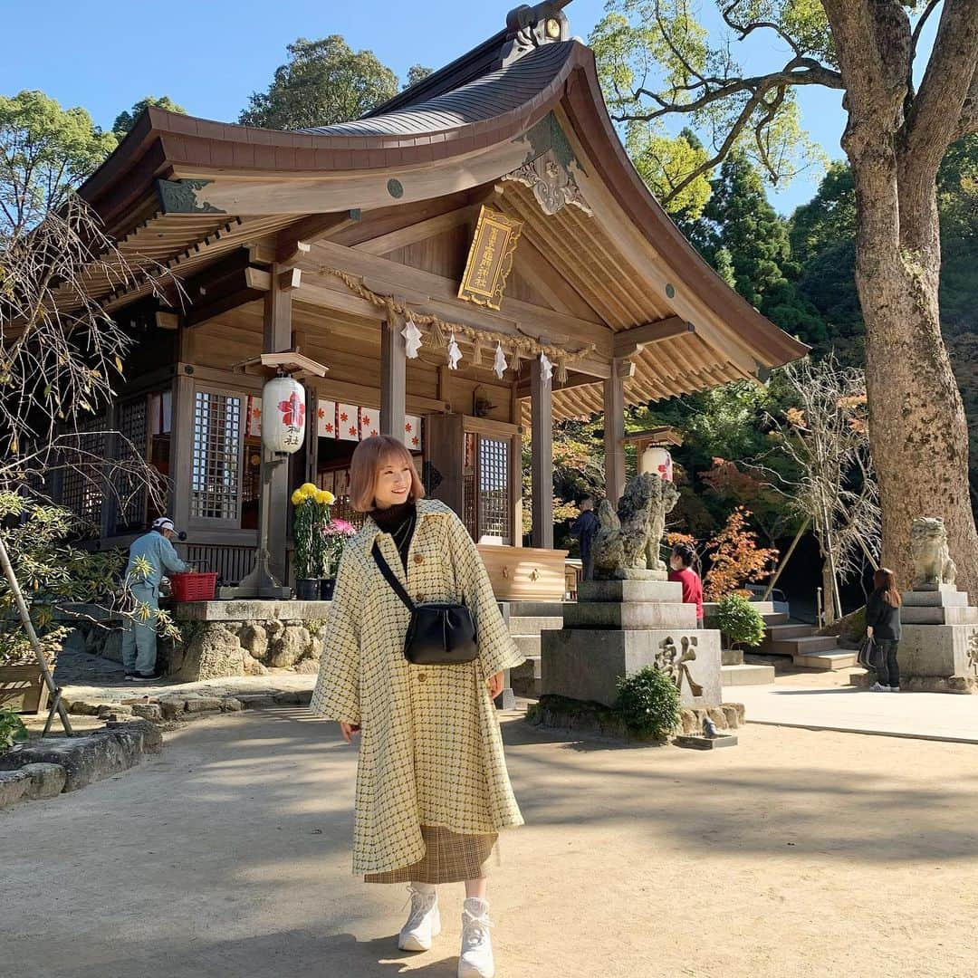 朝長美桜さんのインスタグラム写真 - (朝長美桜Instagram)「紅葉がとっても綺麗でした🍁  YouTube見てくれたかなぁ？？  話題になっている、竈門神社へ行ってきました⛩ ほんっっとうに偶然、 私服が鬼滅の刃に出てくる"善逸"っぽくなっていて面白かったです😂🤍🤍  そんな、#miocode 👗  outer＊#lilybrown one-piece＊#lilybrown sneaker＊#michaelkors  ニットとスカート、別々に見えるのに実はワンピースなんです☺️ 楽ちんでとっても暖かい🥰💕💕  アウターはシルエットがとっても可愛いです〜 あとはカラーに一目惚れしました💫  今年のアウター紹介のYouTubeは、もうすぐアップするので楽しみに待っていて下さい🤭🌿 皆さんはもう、今年のアウター決めましたか？  #リリーブラウン#太宰府天満宮#竈門神社#鬼滅の刃#ワンピース#スニーカー」11月16日 21時11分 - miochan_0517