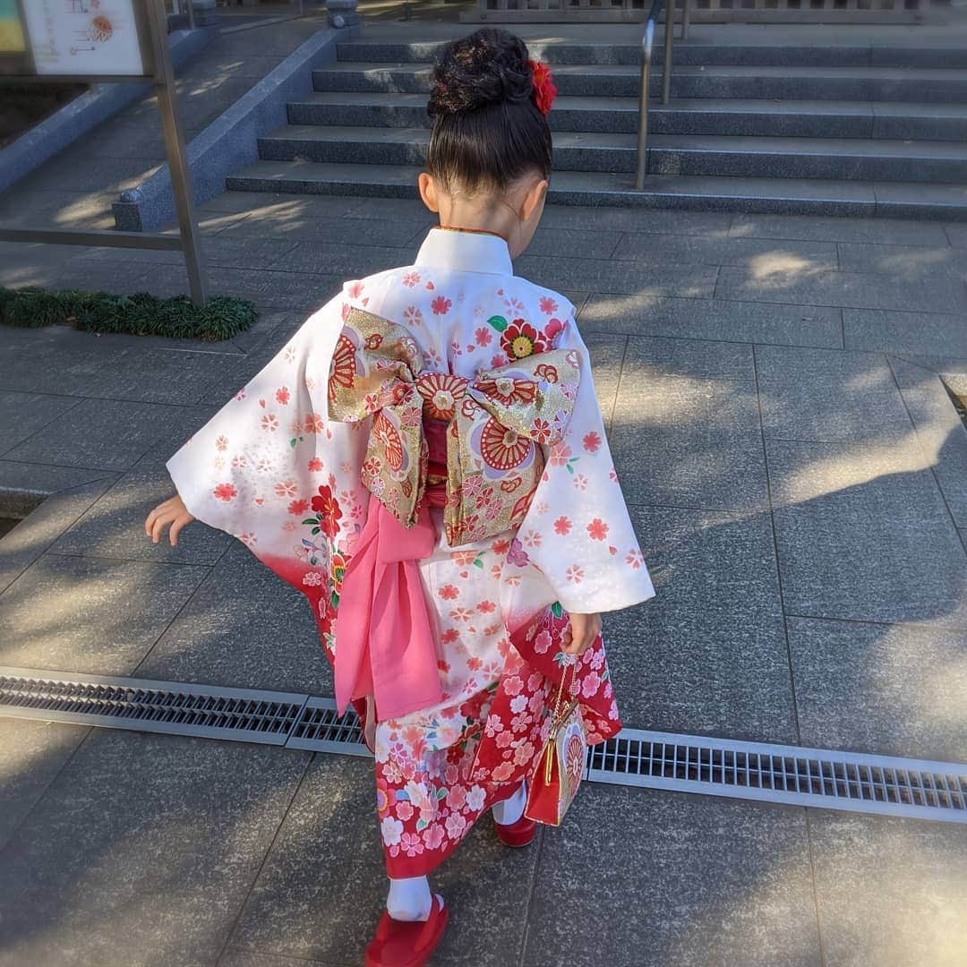 七帆ひかるさんのインスタグラム写真 - (七帆ひかるInstagram)「15日の七五三、お天気に恵まれ無事お祝いすることができました。 これまで着物と袴は着慣れていたので、娘の着付けもさせてもらいました。 ヘアは同期の雅美#美羽あさひ にラインで位置やボリュームのアドバイスをもらいながら。（本当に心強い！） これまでの成長を思い返し感慨深い一日でした。  これからの健やかな成長を願って。  #七五三　#7歳  息子のスマホですが、皆さんにご心配おかけしました。気にかけていただきありがとうございます。 結局戻ることはなく残念な結果になりましたが、今回のことで息子も私も色々学びました、今後一層気をつけたいと思います！」11月16日 21時11分 - nanaho.hikaru