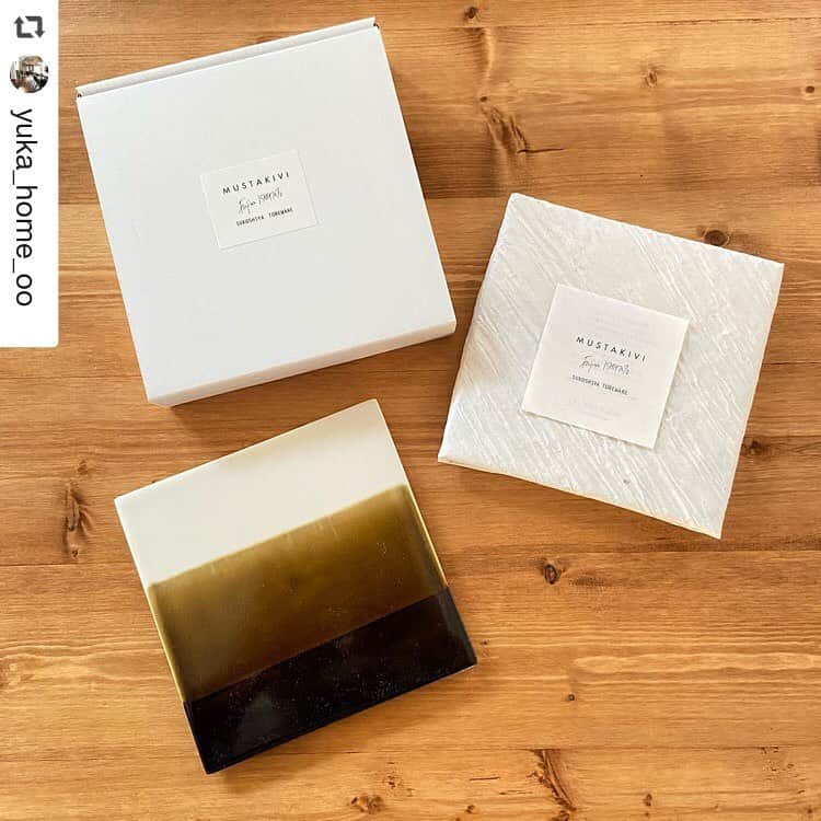 のインスタグラム：「@yuka_home_ooさん、ご紹介ありがとうございます♪  #repost @yuka_home_oo   @northmall_com   ノースモールさんで  ＜MUSTAKIVI＞ フィンランド在住テキスタイルデザイナープロデュース 砥部焼PLATE 角/TENMOKU  をお迎えしました〜  ノースモール → https://www.northmall.com  可愛いくてオシャレなお皿に一目惚れ！！ 北欧×和のデザインが素敵✨  最近、四角いお皿も可愛いな〜と少しずつ増えてきてます😁  ダイソーのブックスタンドをディッシュスタンドとして使って引き出しにいれ収納しています♪  和菓子も洋菓子もどっちも似合いそう♡←甘いものばっかり‪w と妄想してます‪w  \　ノースモールオープン記念大感謝祭開催中！！ / ①新規会員登録で送料無料！ ②お買い物した方全員に30%相当のポイント還元！ お得なキャンペーンの詳細は公式アカウントのプロフィールでチェック♪  【NEWS】 お手頃価格で、北欧らしさを。をコンセプトに、おしゃれな雑貨売り場「NORTACK(ノルタク)」がスタート！ ぜひのぞいてみてくださいね。  ノースモールサイト  #ノースモール#northmall #ノルタク #インテリア #シンプルインテリア  #インテリアショップ  #暮らしの道具  #暮らしを楽しむ #丁寧な暮らし #上質な暮らし  #雑貨 #インテリア雑貨 #生活雑貨  #お洒落雑貨  #北欧インテリア #mustakivi  #tenmoku  #砥部焼 #器 #食器収納」