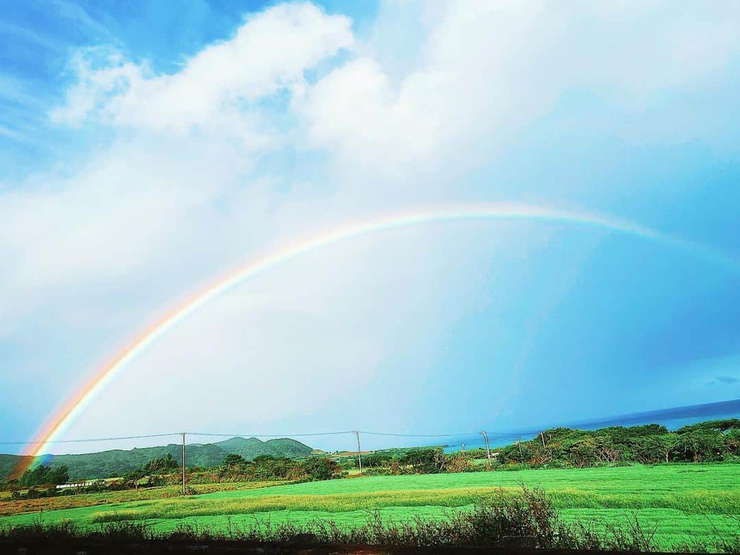 はなざわあさこさんのインスタグラム写真 - (はなざわあさこInstagram)「朝からめっちゃ大きい虹🌈 そしたら心配事も解決した🤎🧡🧡 いい1日だった〜🥰 幸運の虹をお裾分け〜🥳🥳🥳 #islandisland #okinawa #石垣島 #沖縄 #虹 #rainbow #instaview #雨の晴れ」11月16日 21時14分 - asakohanazawa