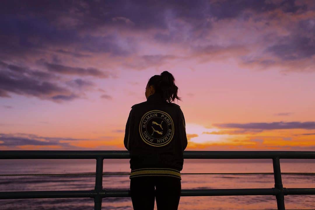 ソニアのインスタグラム：「Where was the most beautiful sunset you’ve ever witnessed? I love sunsets so much I got a tattoo of it when I was in Thailand over a year ago! I’m not saying ink everything you love on yourself k don’t get me wrong 🤣   This was taken in LA and I think we just stood there staring into the horizon till it went completely dark 💜」