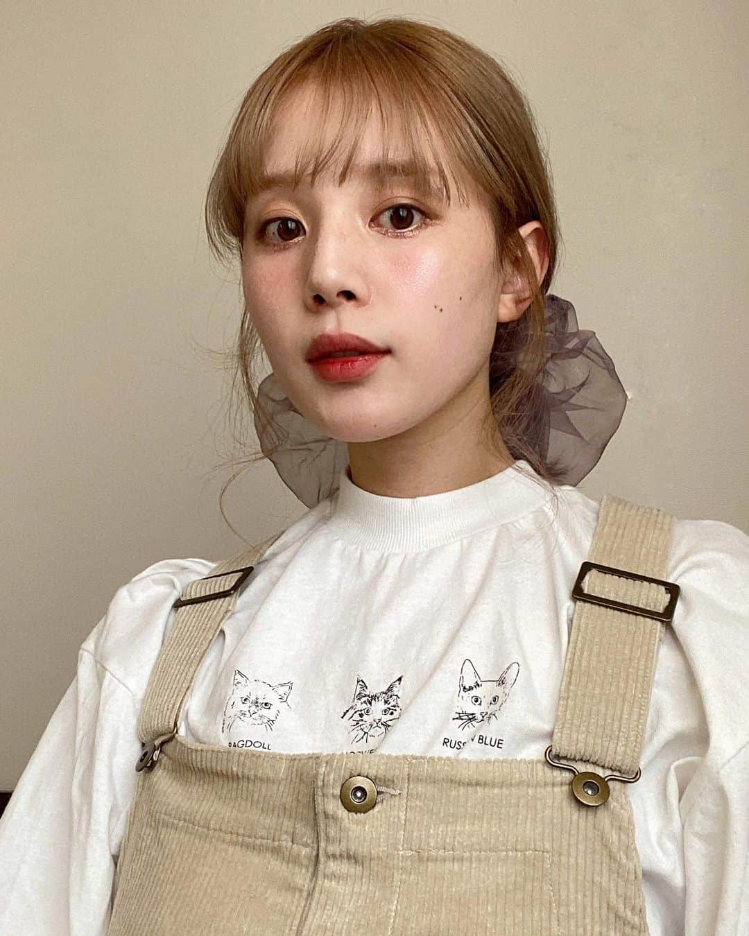 目見田早弥子のインスタグラム：「🐈. かれんがお誕生日プレゼントにくれた Diorのフェイスパレットをアイシャドウとして使ってみたら めちゃくちゃ良い感じだった今日🌨♡ お洋服は @ruby_and_you 🤍」