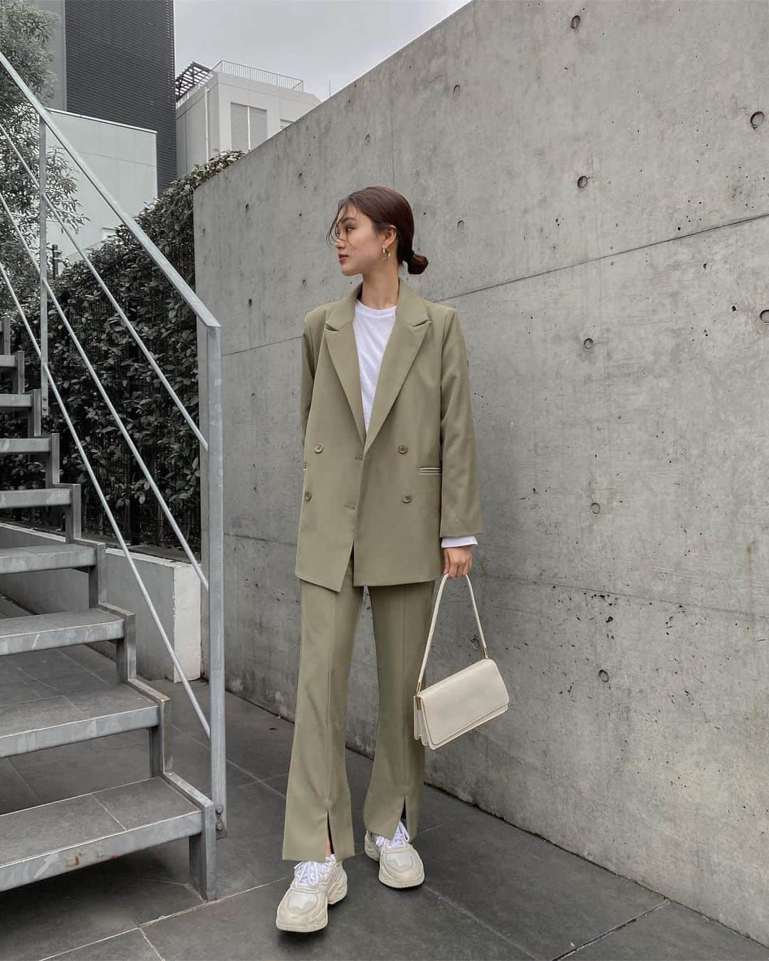 のインスタグラム：「・ ・ autumn setup 🌵 ・ ・ この季節に着れる少し厚手のジャケットセットアップ！今年っぽいグリーンも少しくすんだ落ち着いたトーンで秋らしくてお気に入りです！♡ ・ ・ 🏷 SETUP @ant__official  TOPS @hanes_japan  SHOES @adidastokyo  ・ ・ #outfit #ootd  #instafashion #minimalstyle #minimalfashion #classicstyle #simpleoutfit #everydaylook  #コーデ #コーディネート #今日のコーデ #私服  #karen_k_outfit」