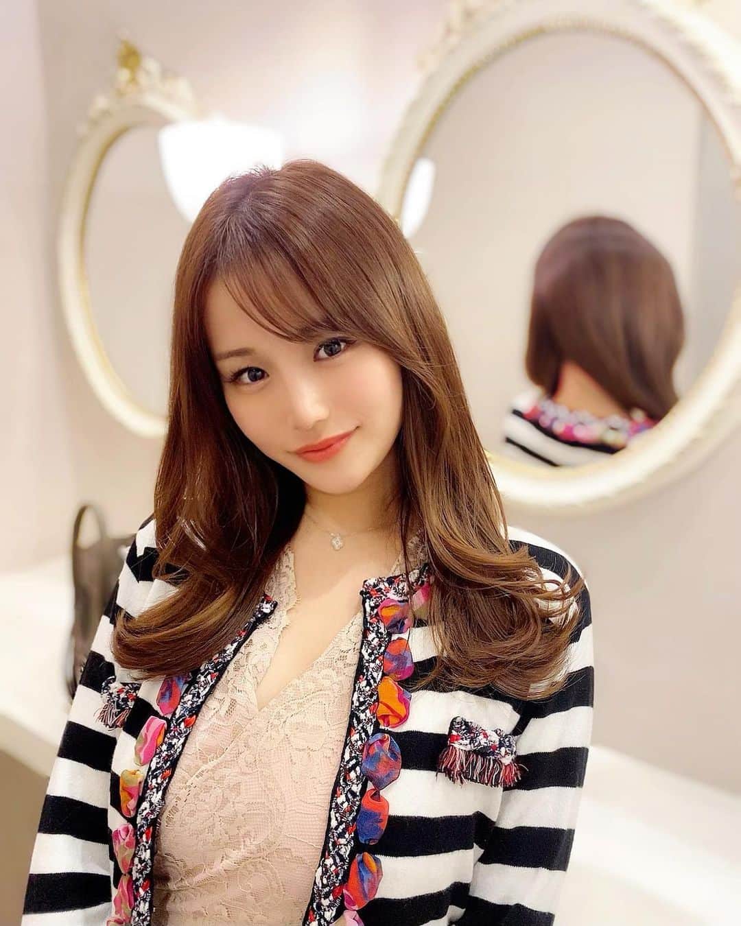 のインスタグラム：「* * * こんばんは♬ 今日はさいきんの美容投稿✨🥰 長文😆 * * * ・髪のケア編💇‍♀️ ヘアビューロン4Dのシリーズ カールとストレート、ドライヤーも揃えました✨ お高いけど、、最近ストレートヘアにする事も多いから、買ってよかったです。髪のツヤはめっちゃ大事🥺 * * 髪質改善トリートメントのビフォーアフター💕 @takara_aid  担当は、みのりさん💛丁寧に説明してくれて、柔らかい髪質に悩んでる人はさらさら＋コシが出るからいいと思います👏 * * あと、粋っていう、銀座にある美容院のクリームバス(ヘッドスパ)すごい痛気持ちよかった、ホットペッパーで見つけたところ👌 @sui_lima  * * ・まつげ編 まつエクはいつも @ever_eyes  新宿店で担当は小林さん💛うまいです * * まつげ美容液は、マジョリカマジョルカとアイズのアイラッシュリポゾーンを愛用中。 * * 筆タイプは色素沈着してしまう事もあるって聞いて、わたしはマスカラブラシタイプで、全体的にとにかくまつ毛を傷ませない！補強させることに集中🤣　いまはまつエクなので、朝と夜に塗り塗りしてます。 * * * ・ボディ編 マッサージ💗 最近、夜なかなか眠れなくて、頭が痛くなったり辛い事もある中、 駆け込み寺の　@parafuse.y.reina_yokohama  ゴリゴリのマッサージではなくて、頭から身体まで、整えてくれる感じ。なんだろう、リラックス効果がすごいから、ぐっすり眠ってます。でもマッサージ中に寝ると損した気分になるんだよね、共感してくれる人いるっ？笑🤣 * * あとは、たまにオリスパと、5年くらいたまに通ってるBodysh(ボディッシュ)がお勧め🙏接客、金額などなどコスパが一番いい✨ * * マッサージはけっこうこだわりあって、人によって合う合わないかなりあるし、受けても、インスタに載せてみんなにお勧めできないってこともしばしばです🥺🙇‍♀️ *  * @studio_capo  パーソナルトレーニングは週2で💕代官山でお洒落で綺麗！インスタで探して、普通に24回コースで通ってます。担当は林さん、女性😌 * * ・その他 美容点滴　白玉点滴をxclinicで打ってるよ🌟 @x_clinic_ebisu  * 毎日皮膚科から処方されたビタミンC、シナール、タチオンも続けてるよ♬ すぐ結果出るわけじゃないからコツコツ🥺 * * 看護師さんが丁寧でうまいの 孫先生はいいもの悪いものハッキリしてるからありがたい🙏 ちなみに処方は湘南美容外科、肌トラブルは陳皮膚科です。 * * * 最近はありがたいことにスケジュールがパンパンだけど、自分のことに集中できるのは充実できて楽しい🥰💗 *  * もっともっと可愛く綺麗になりたいし、外見も内面もレベルアップしていけるようにがんばろう✨✨☺💄️ * * * *  #自分磨き #美容 #美容好きな人と繋がりたい #美容皮膚科 #美容院 #studiocapo #パーソナルトレーニング #髪質改善トリートメント #まつ毛エクステ #まつ毛美容液 #メンテナンス #美容垢 #xclinic #白玉点滴 #美容点滴 #美白ケア」