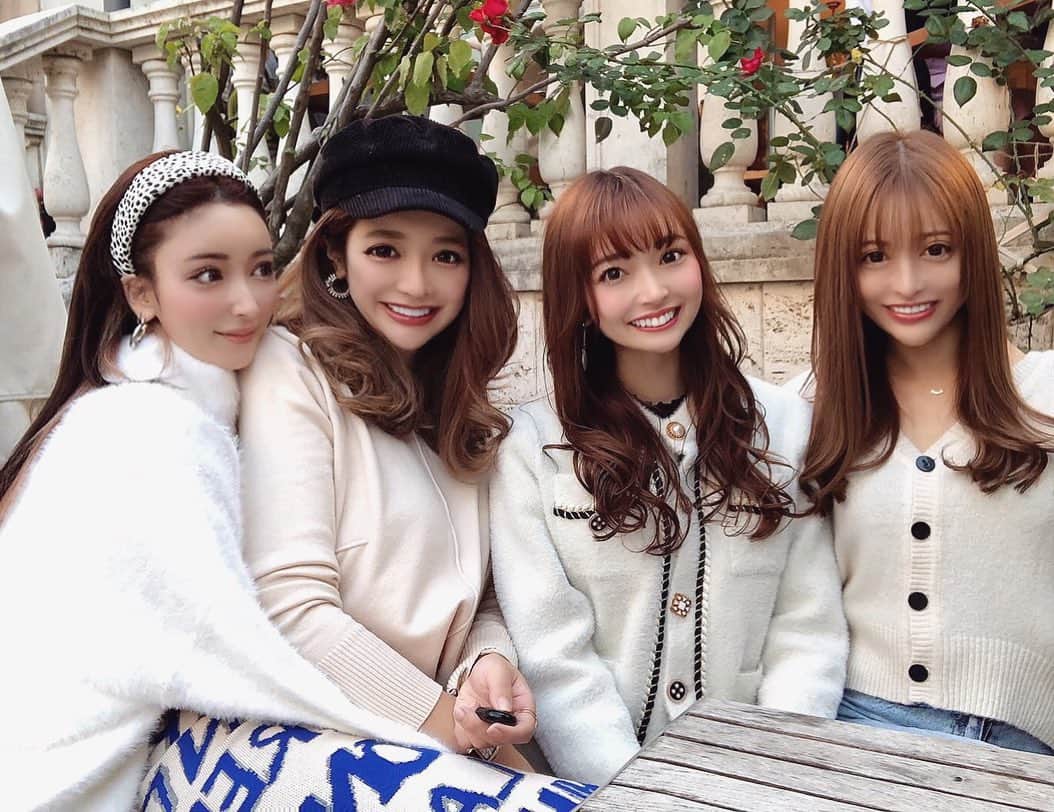 早川沙世さんのインスタグラム写真 - (早川沙世Instagram)「語り尽くして笑い尽くして💛楽しすぎて時間が足りなかった日💛  持つべき友はプラスのオーラしか無い✨ サバサバ美女💛  まぁ人生色々あるけどさ、人の意見に左右される人より、自分で感じて信じたモノだけを信じたらいいのよ💛  皆に好かれようと苦労するのは無意味なことなのに、無理をしてまで仲良くなろうとするから、本当なら悩まなくていいはずのことで悩み苦しむことになってしまうのよ💛  好きな人と素敵な時間が1番💓  3.4枚目のぉさよの手のリモコンw遠隔操作ってやつw🤣  @__ciala__baby のスカート やっと着れたぁ💙かわい💙」11月16日 21時20分 - sayo_hayakawa