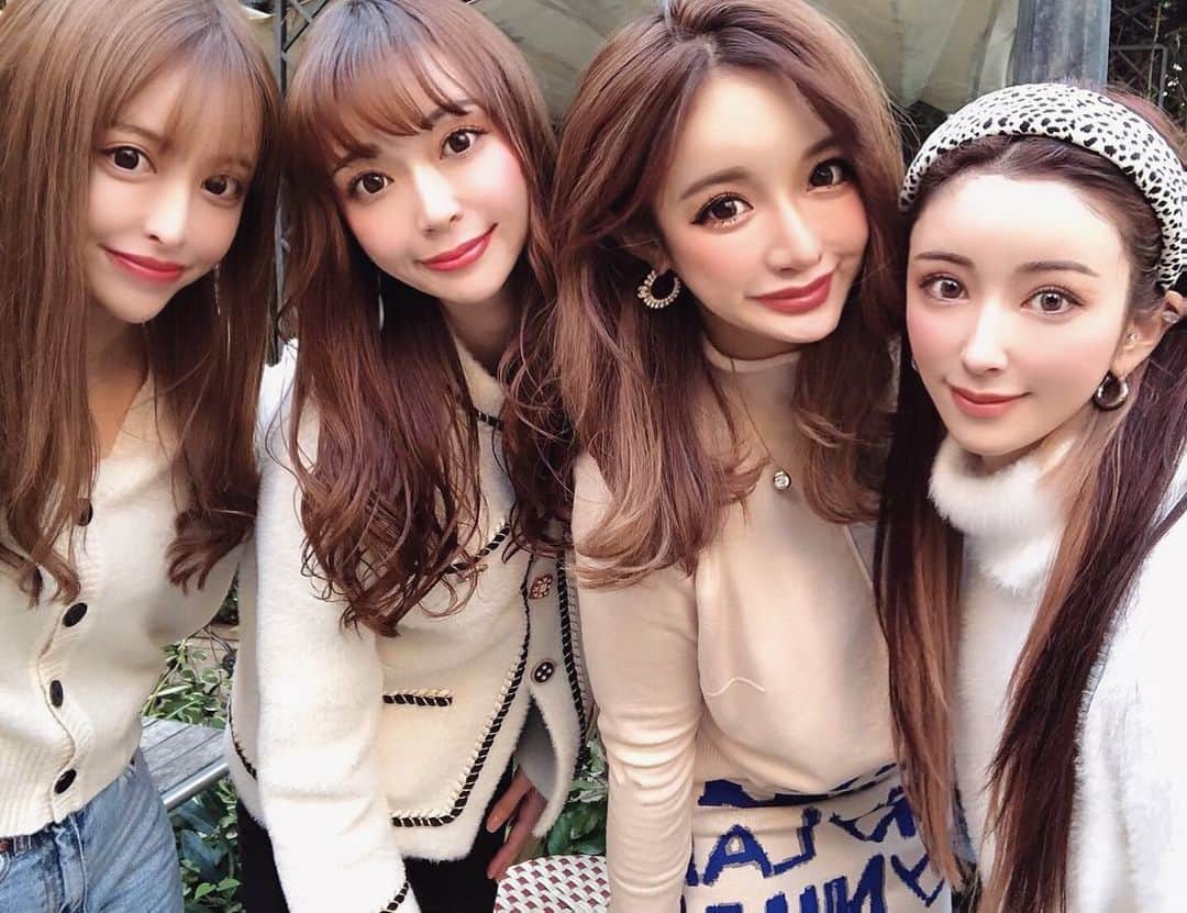 早川沙世さんのインスタグラム写真 - (早川沙世Instagram)「語り尽くして笑い尽くして💛楽しすぎて時間が足りなかった日💛  持つべき友はプラスのオーラしか無い✨ サバサバ美女💛  まぁ人生色々あるけどさ、人の意見に左右される人より、自分で感じて信じたモノだけを信じたらいいのよ💛  皆に好かれようと苦労するのは無意味なことなのに、無理をしてまで仲良くなろうとするから、本当なら悩まなくていいはずのことで悩み苦しむことになってしまうのよ💛  好きな人と素敵な時間が1番💓  3.4枚目のぉさよの手のリモコンw遠隔操作ってやつw🤣  @__ciala__baby のスカート やっと着れたぁ💙かわい💙」11月16日 21時20分 - sayo_hayakawa