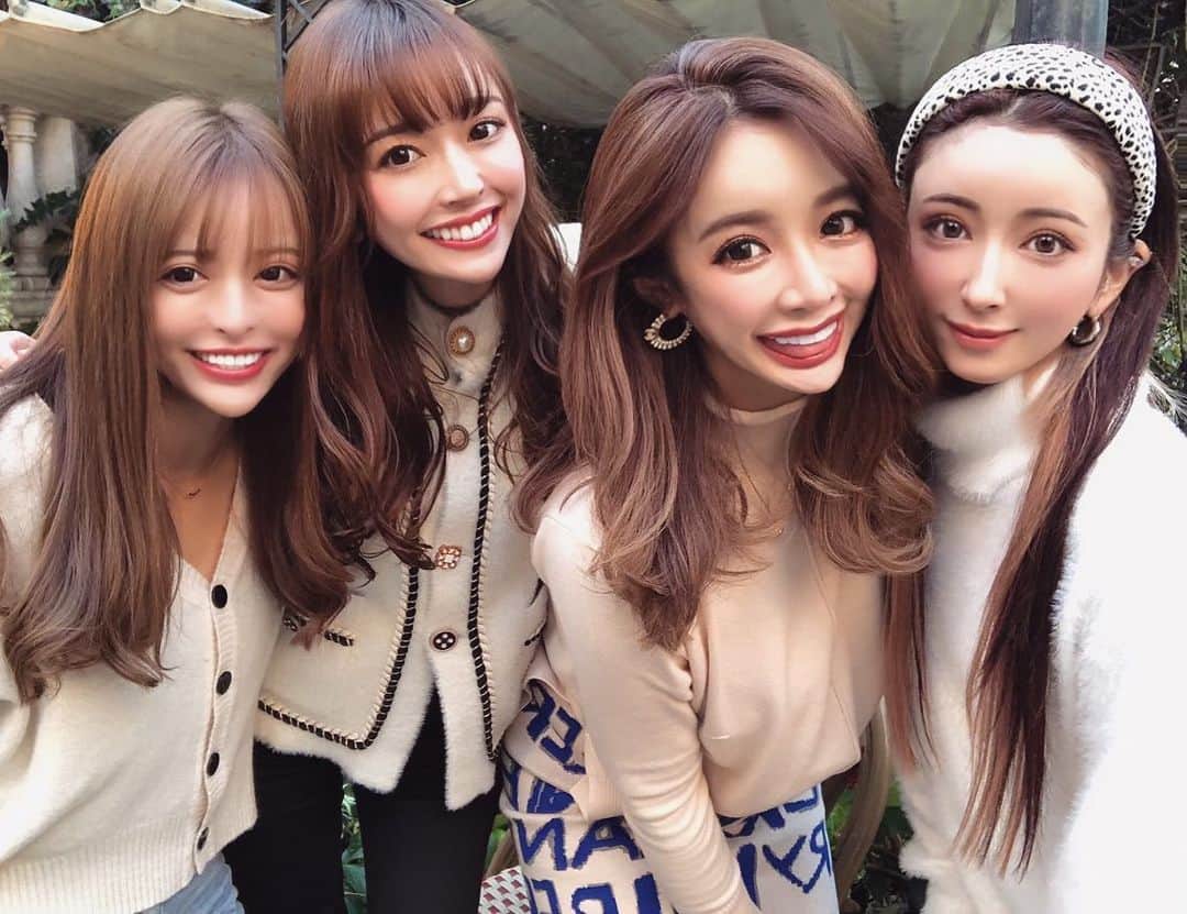早川沙世さんのインスタグラム写真 - (早川沙世Instagram)「語り尽くして笑い尽くして💛楽しすぎて時間が足りなかった日💛  持つべき友はプラスのオーラしか無い✨ サバサバ美女💛  まぁ人生色々あるけどさ、人の意見に左右される人より、自分で感じて信じたモノだけを信じたらいいのよ💛  皆に好かれようと苦労するのは無意味なことなのに、無理をしてまで仲良くなろうとするから、本当なら悩まなくていいはずのことで悩み苦しむことになってしまうのよ💛  好きな人と素敵な時間が1番💓  3.4枚目のぉさよの手のリモコンw遠隔操作ってやつw🤣  @__ciala__baby のスカート やっと着れたぁ💙かわい💙」11月16日 21時20分 - sayo_hayakawa
