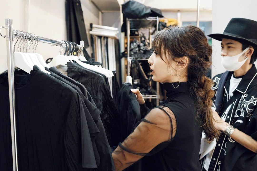 かんだまのインスタグラム：「11/19発表プロジェクトの撮影オフショット☺︎ ヘアアレンジはきょーちゃん @ky0suke にお願いしました。 ちなみに発表内容は皆様の予想の斜め下のちょいと上寄りをいくと思います。（ドコ」