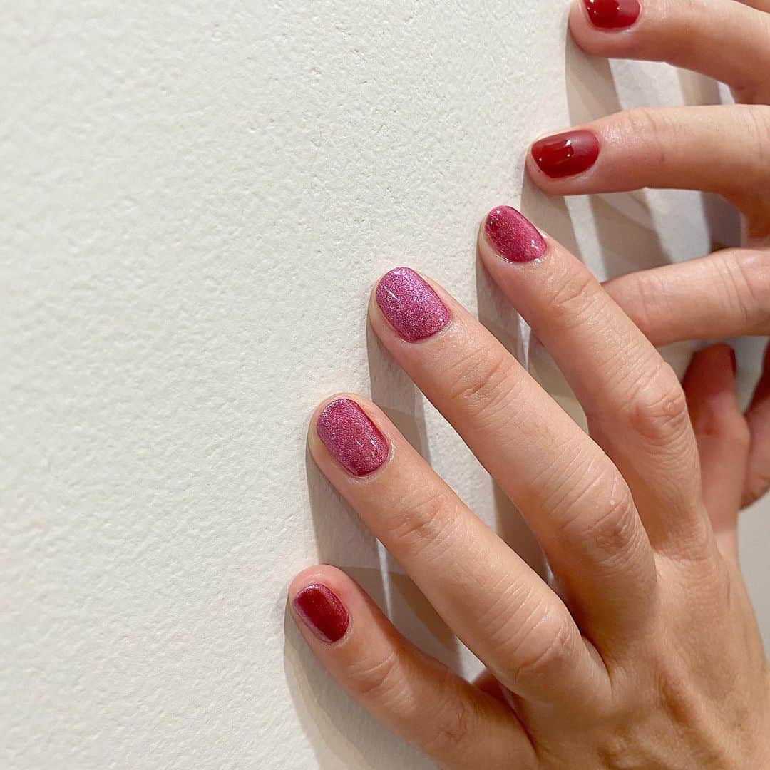 Kana Kobayashiさんのインスタグラム写真 - (Kana KobayashiInstagram)「#アシンメトリー 全部同じ色だけど、 左手はマグネットパウダーをmix. 右手はマットベースに丸く艶フレンチ. 1色だけど3色使ってるみたい. #nails #フレンチネイル #マグネットジェル #赤ネイル #ボルドー #キラキラ #丸フレンチ #マットネイル #シンプルネイル」11月16日 21時22分 - anela_kana