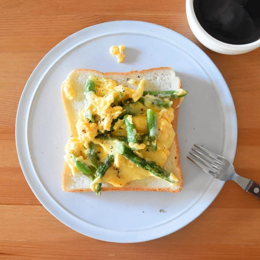 山崎佳のインスタグラム：「Today’s breakfast. アスパラとチーズのスクランブルエッグ。」