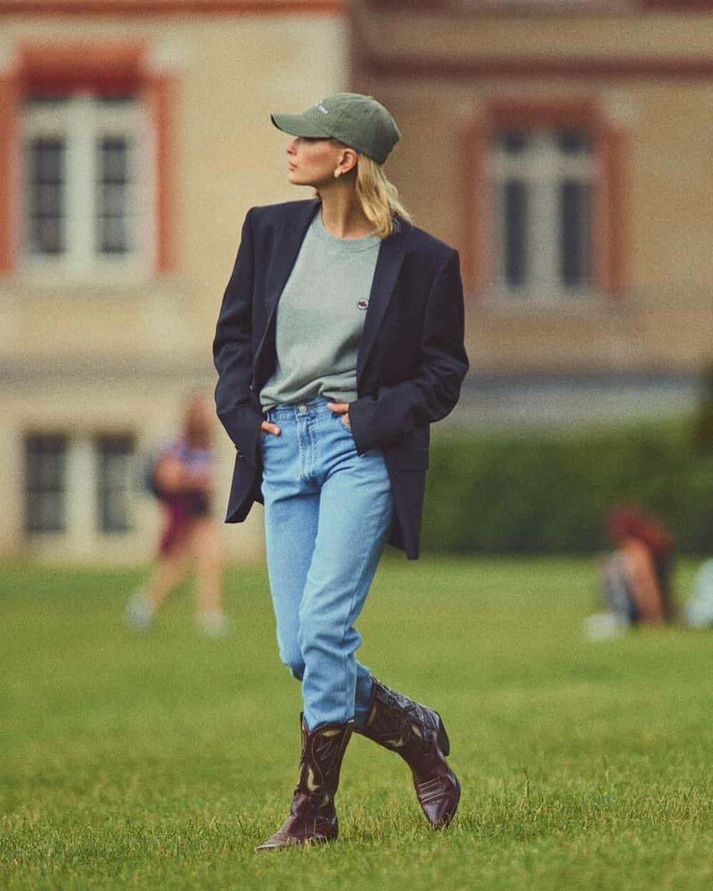 Vogue Parisさんのインスタグラム写真 - (Vogue ParisInstagram)「Having spent all weekend watching #TheCrown, @HaileyBieber shot by @GStyles and styled by @VirginieBenarroch for Vogue Paris is our style mood for this week.」11月16日 21時24分 - voguefrance