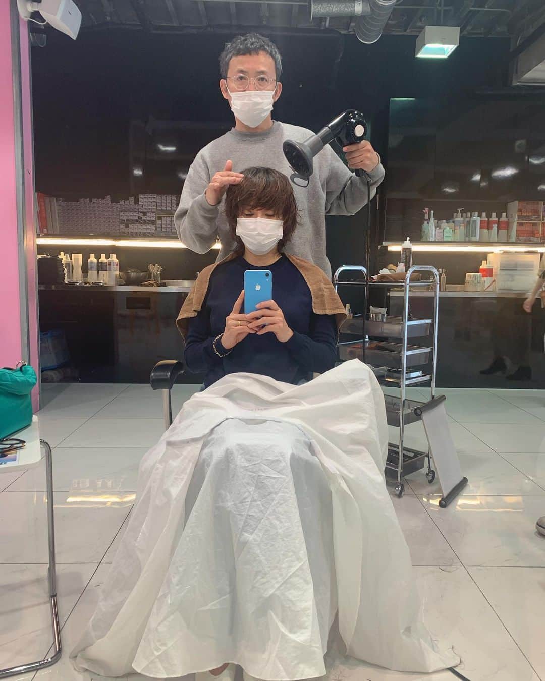 風間ゆみえのインスタグラム：「ここのところ思い切って髪を短くしましたが、実は短くするよりも変わっていたことはストレートヘアでした。  私の髪は多毛で元気な直毛タイプ。 でも、本人的には柔らかい猫のような髪が良くて、毛先にも踊るよなニュアンスがほしくて、いつもパーマをしていたのですが、それが私の雰囲気を作っていたんだなぁとあらためて実感。  ストレートヘアは自分でもかなり新鮮で、変身したような気分で楽しくて、気に入ってもいましたが、着る服なのか、はたまた私の気分の変化なのか、ちょっとだけニュアンスパーマしたいですと @8cid に連絡してほんのりパーマしてもらいました。笑  そしてパーマ中、ふと、斜め前方にさっきまで私の髪をくるくるまいていた人(はっしー)がケープ巻いて座ってるから思わず吹いてしまいました😂」