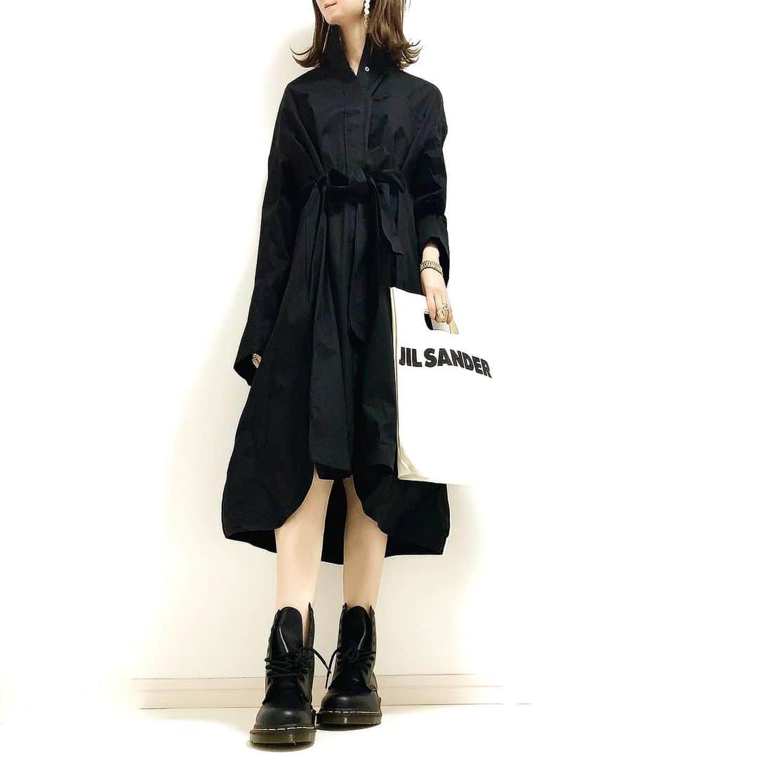 lujoさんのインスタグラム写真 - (lujoInstagram)「こんばんは◡̈⃝︎！・ ・ ・ 今日は、#uniqlo新作 の 大人気！ #uniqloplusj の #シャツワンピース を着ました♡ フレアシルエットが可愛い⑅︎◡̈︎* ・ #モノトーンコーデ  ・  ・   @uniqlo_with   ・ 詳しくはブログで書きました プロフィールリンクで飛べます↓  #ユニクロ #ユニクロコーデ #uniqloコーデ  #ジルサンダー #uniqlo #ユニクロスカート族 #uniqloginza2020fw #カジュアル #gu #guコーデ  #coordinate  #プチプラ #プチプラコーデ #プチプラファッション  #ママコーデ  #コーデ #コーディネート  #秋コーデ #locari  #カジュアル  #シンプルコーデ  #ユニクロきれいめ部 #大人カジュアル  #ワイドパンツ　#冬コーデ #40代コーデ　#ユニクロプラスジェイ」11月16日 21時28分 - lujo0525