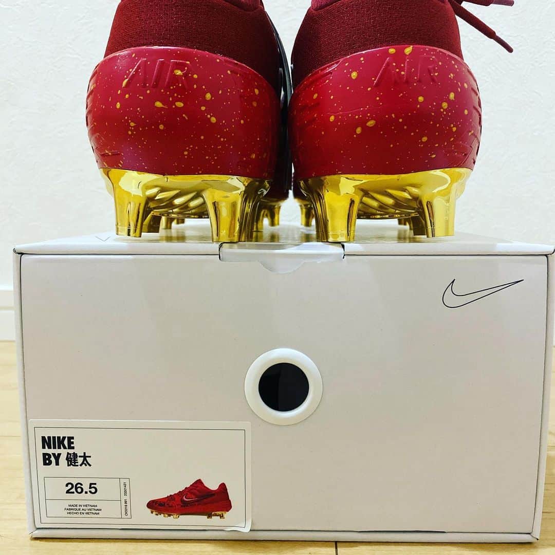 松隈ケンタのインスタグラム：「NIKEでベースボールスパイクを作ってもらった！  NIKE by 健太」