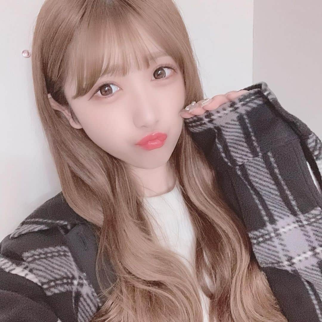 田口未彩のインスタグラム：「🖤  この上着GUで1400円だったのー！ メンズのだからだぼっと着れてかわいい🥺💕  #gu #guコーデ　#チェックシャツジャケット #チェックシャツコーデ ＃ウェーブ巻き　#巻き髪」