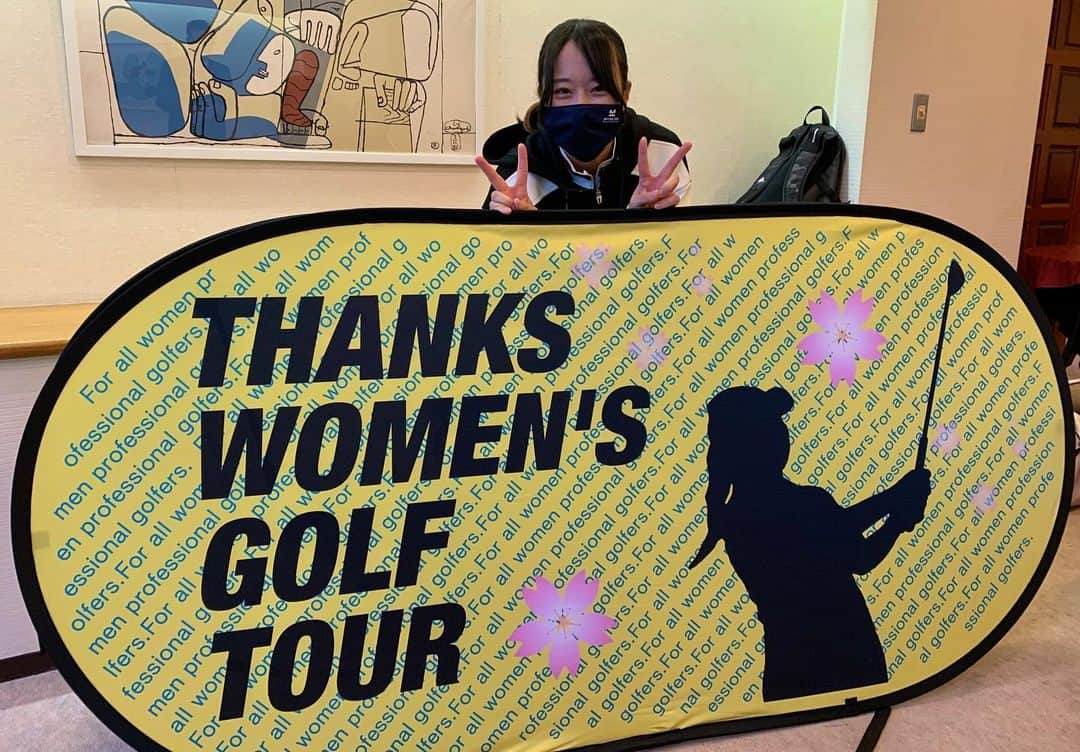 笹原優美さんのインスタグラム写真 - (笹原優美Instagram)「☆﻿ 『Thanks Women's Golf Tour』@twgtour の ポップアップスタンドが完成していました🙌🏻﻿ 桜のデザイン可愛い〜〜🥰🌸﻿ ﻿ そして当日販売されるフラッグも！！﻿ 今回は3色展開です🏳️‍🌈✨﻿ 始めはTWGTイメージカラーのイエローか﻿ 自分の好きなピンク どちらかがいいかな〜﻿と思っていましたが、﻿ 実物を見たら「グリーンかわいい😍」ってなりました💚💚﻿ 桜との相性がいいのかも！﻿ ﻿ みなさんはどの色を選びますか😊？﻿ 当日楽しんでください⛳️✨✨﻿ ☁️﻿ ☁️﻿ @twgtour  #TWGT #ThanksWomensGolfTour﻿ #ゴルフ #golf #高爾夫#高尔夫  #プロゴルファー #女子プロゴルファー﻿ #ゴルフトーナメント #ゴルフツアー　﻿ #TWGTour #ゴルフミニツアー﻿ #アスリートとファンの関係を再構築する﻿ #スポーツはライブ　 #前髪ぺったんこ😂﻿ ﻿ ⚠️事前のエントリーが無いと当日観戦はできません。﻿ 詳しくは大会HPをご覧ください！！ ☁️ ☁️」11月16日 21時33分 - yumi_sasahara_official