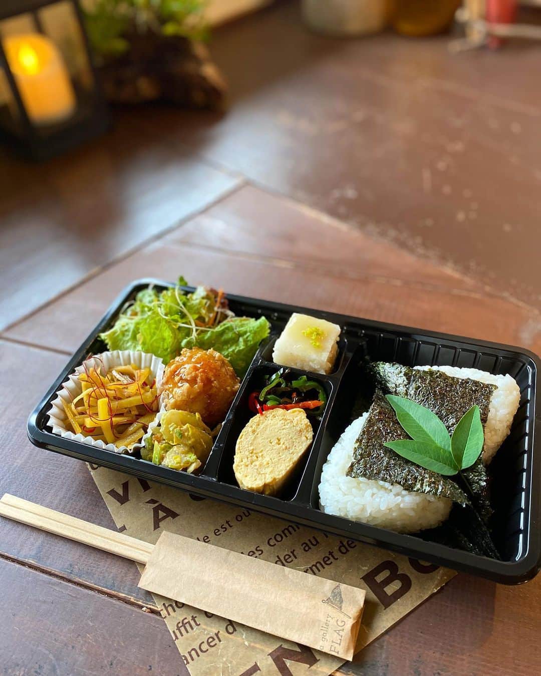 cafezakkagallery-flagのインスタグラム：「▪︎テイクアウトのご案内▪︎ 和食のテイクアウトを承ります。 HPの予約からご連絡出来ます。  美味しいもん食べて少しでも 楽しんで頂けると嬉しいです。 気持ちの抵抗力をつけて色々な予防にも！ ぜひご利用下さいませ♬  :ギャラリー開催中: 「Leather craft , bags ciel EXHIBITION 2020」 2020年11月6日～21日まで  福岡で革bagを中心に制作を行っている Leather craft , bags ciel シンプルな形の中にも愛らしさと 使いやすさが兼ね備えており ユニセックス使用でき年齢を問わず普段使いにもおすすめです。  #cafeFLAG #cafezakkagalleryFLAG #ギャラリー #大阪カフェ巡り #大阪カフェ #枚方市 #枚方カフェ」