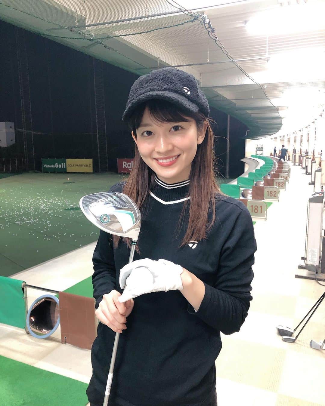 山本里菜さんのインスタグラム写真 - (山本里菜Instagram)「山本ゴルフ⛳️ . さっそく打ちっ放しに行ってきました☺️ . 難しいなぁ。 でも楽しい！綺麗に打てた時は飛び上がりそうになりますね😆🏌️‍♀️ . たくさん練習するぞー！ . . @taylormade_golf_japan_apparel_  . #ゴルフ #打ちっ放し  #ゴルフ女子  #ゴルフウェア  #taylormade #テイラーメイド」11月16日 21時36分 - rinayamamoto_0622