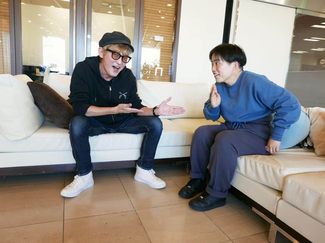 スガシカオのインスタグラム：「ゆりやんレトリィバァ さんとの爆笑トーク、久しぶりに腹がよじれるくらい笑った...  radiko ↓で、何度も聴けます 笑 http://radiko.jp/share/?t=20201115210000&sid=FMJ」