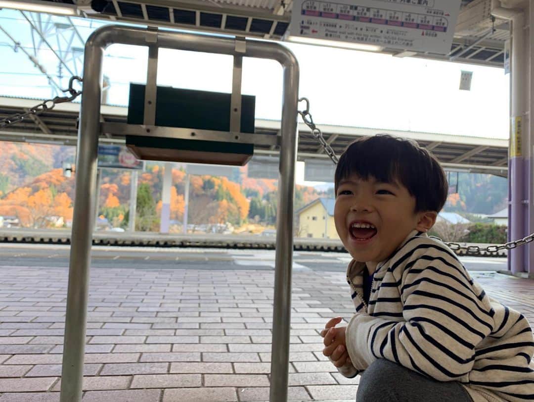 氷浦紫さんのインスタグラム写真 - (氷浦紫Instagram)「#白馬駅 でまさかの#特急あずさ  を #見る鉄 。予定より遅れていたので見れないかと思い騒いでいたら駅員さんにシール貰えた息子ちん。  #旅先でも見る鉄#鉄ヲタ#ちび鉄#Nagano#信州」11月16日 21時38分 - yukalihiula