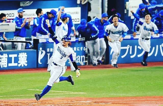 梶谷隆幸さんのインスタグラム写真 - (梶谷隆幸Instagram)「ファンの皆様今年も１年間ありがとうございました。大変な環境の中改めてファンの方達の声援があってこそのプロ野球だと感じました！自分にとって苦手な打率にとことんこだわったシーズンでした。最後はまた新しい悔しさも知り、何年経っても野球は僕に成長を教えてくれます オフはなるべくインスタ更新したいと思います。」11月16日 21時42分 - kjtn8228