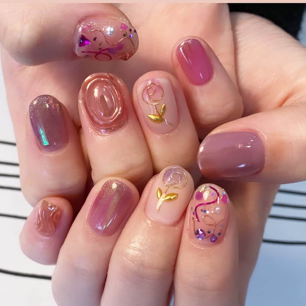 有村莉彩のインスタグラム：「New nail✨💅💕✨  #nail #nails #newnail #ピンクネイル #rose #ワイヤーネイル #マグネットネイル #オーロラネイル #ニュアンスネイル #ネイルデザイン #cute #ジェルネイル」