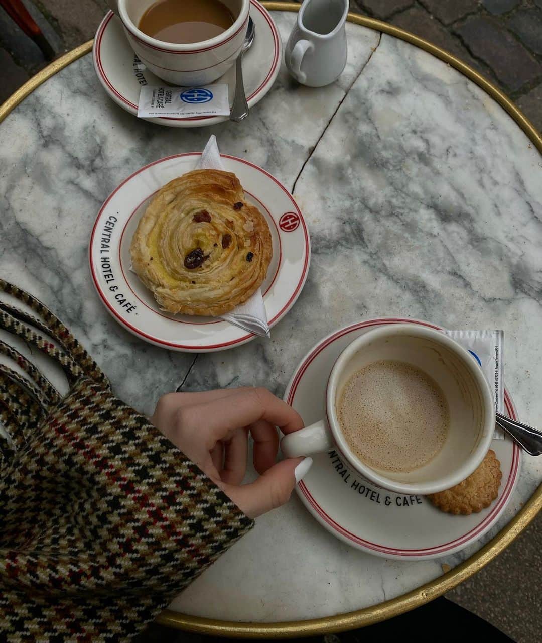 ペニーレ・タイスベックのインスタグラム：「Having my second breakfast outside in November - that is just 👌🏼💛」