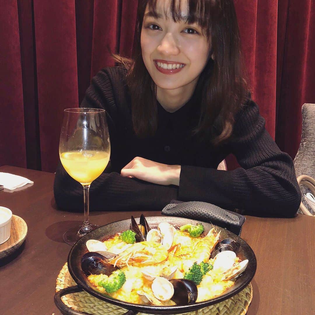 下村実生のインスタグラム：「友達が光を当てながらいい感じに撮ってくれました。笑 楽しかった！ #女子会ディナー  #パエリア  #サングリア」