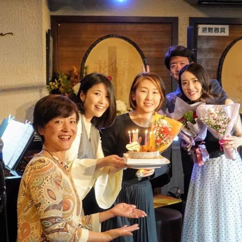 沢希理寿のインスタグラム：「先日、お誕生日でした😊🎂  シャンソニエ蛙たちでお誕生日の近い同い年の五十嵐志保美ちゃんと二人でお祝いしていただきました❣️  毎年誕生日はパスしたいですがw  お祝いしていただけて嬉しかったです🥰💓  綺麗なお花嬉しいーー😍💐  #誕生日#シャンソン#蛙たち #五十嵐志保美 ちゃん」